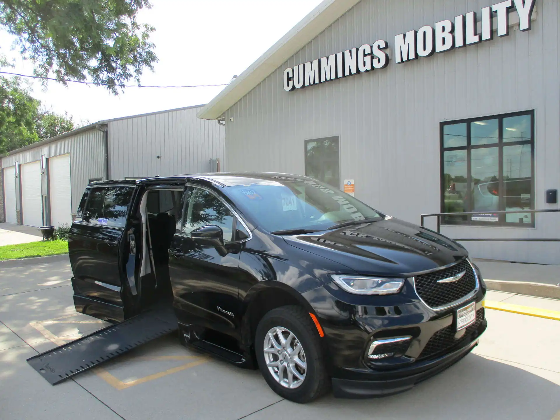 2024 Chrysler Pacifica Touring L's photo