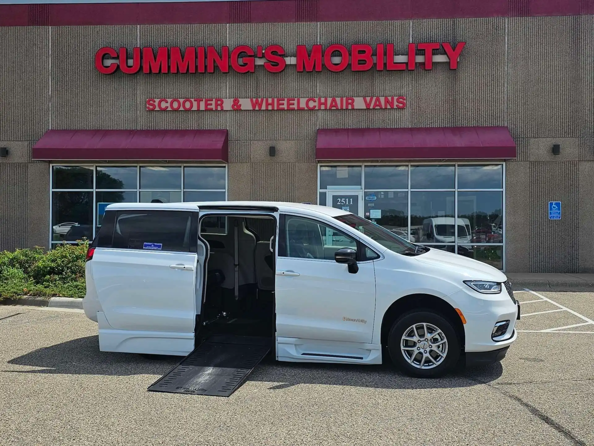 2024 Chrysler Pacifica Touring L's photo