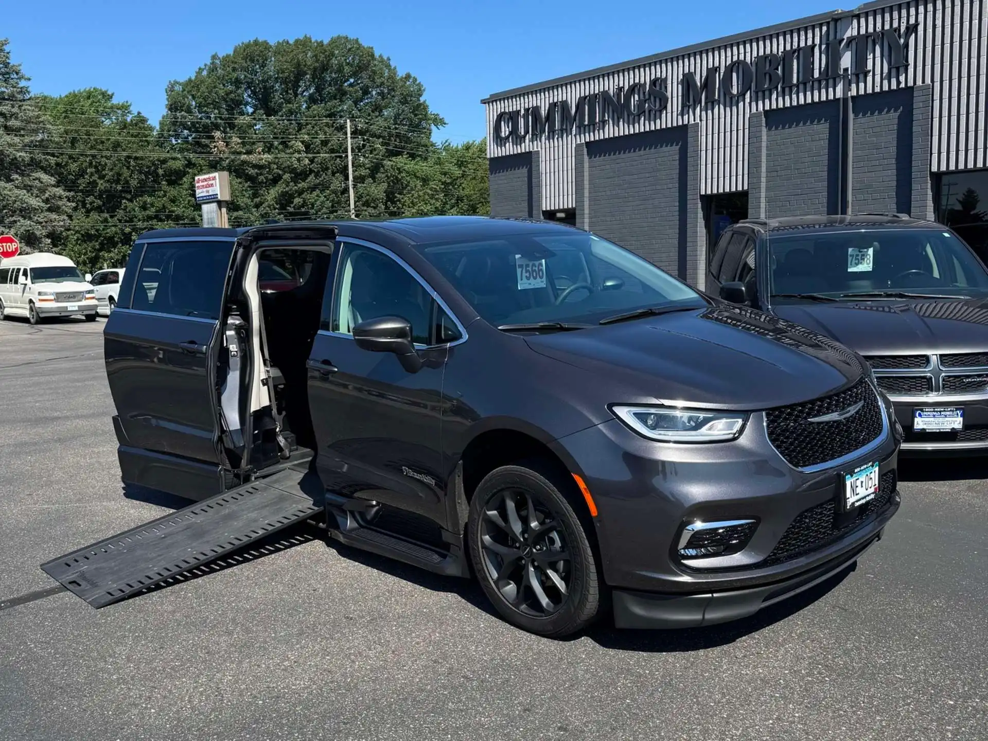 2023 Chrysler Pacifica Touring L's photo