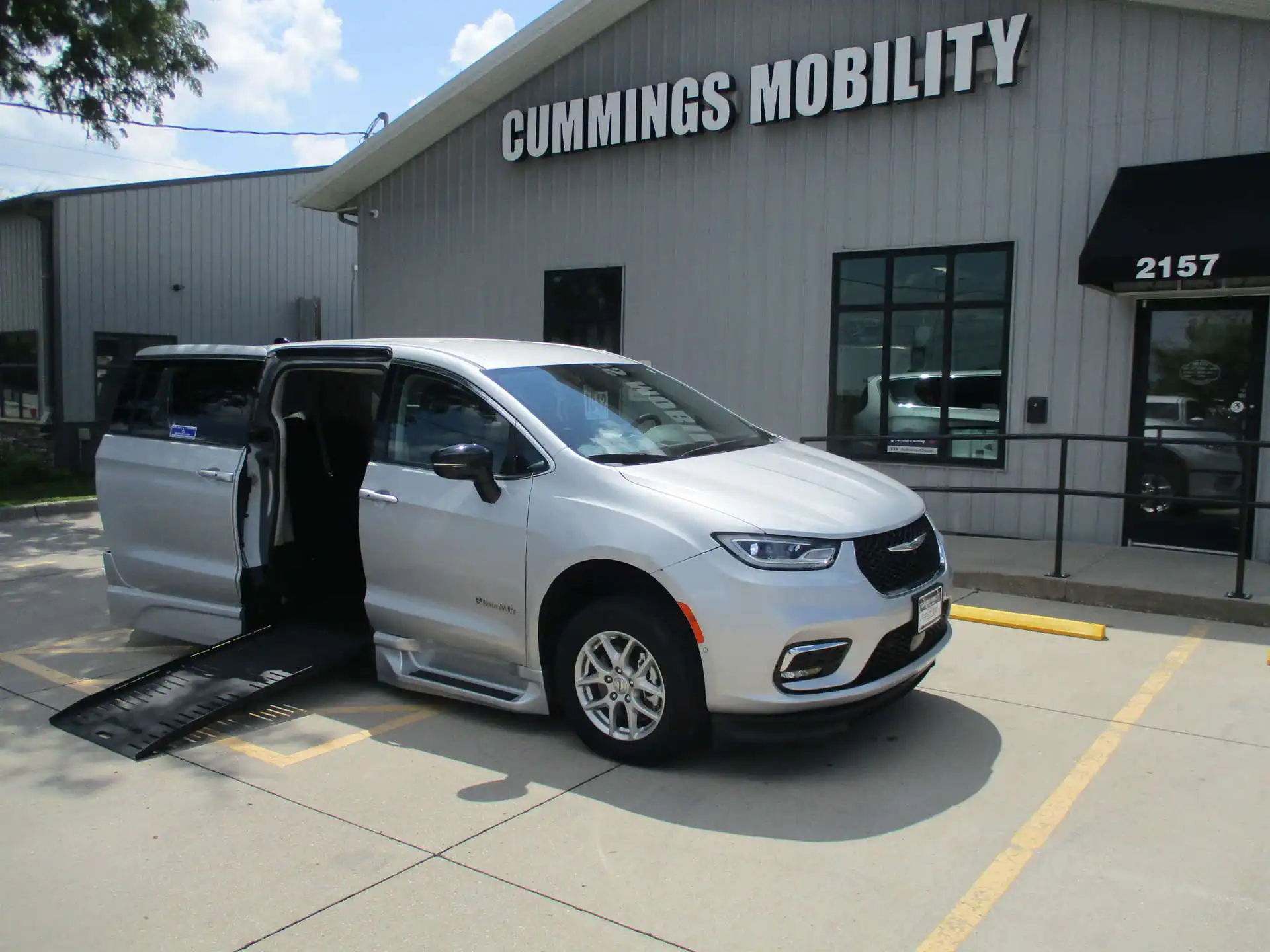 2024 Chrysler Pacifica Touring L's photo