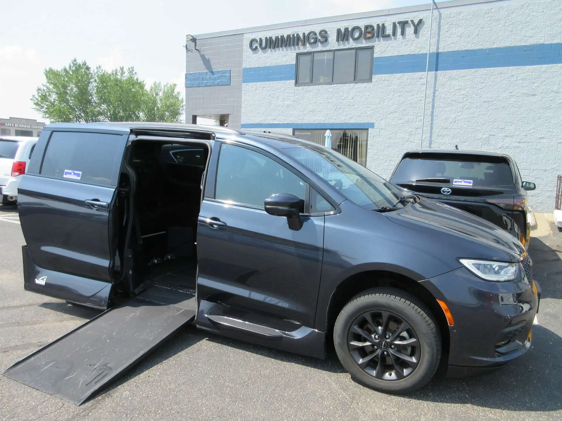 2021 Chrysler Pacifica Touring L's photo