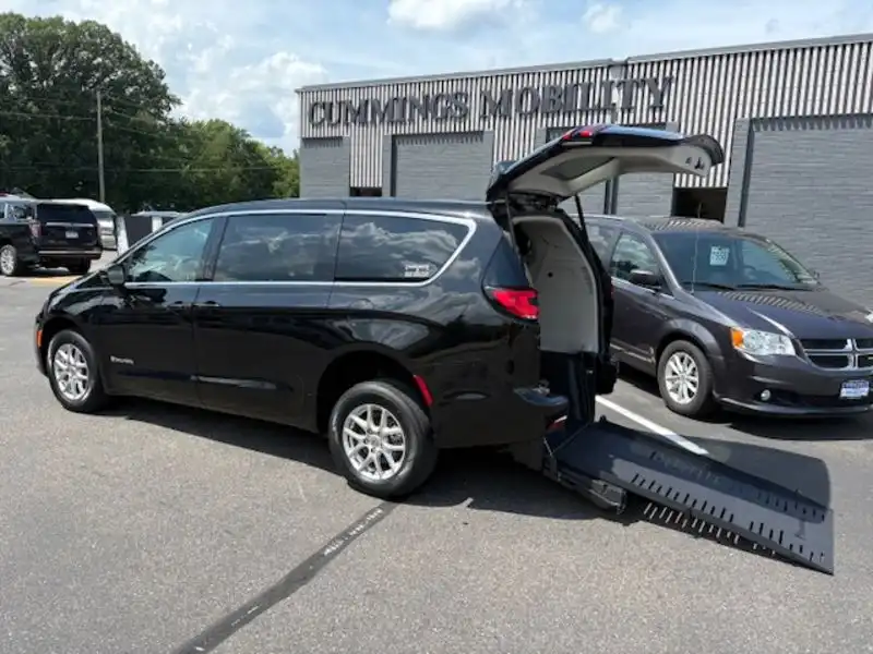 2024 Chrysler Pacifica Touring L's photo