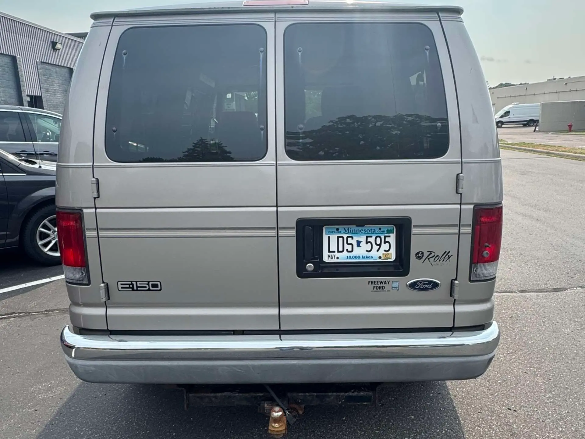 2002 Ford E-Series E-150 Van photo 5
