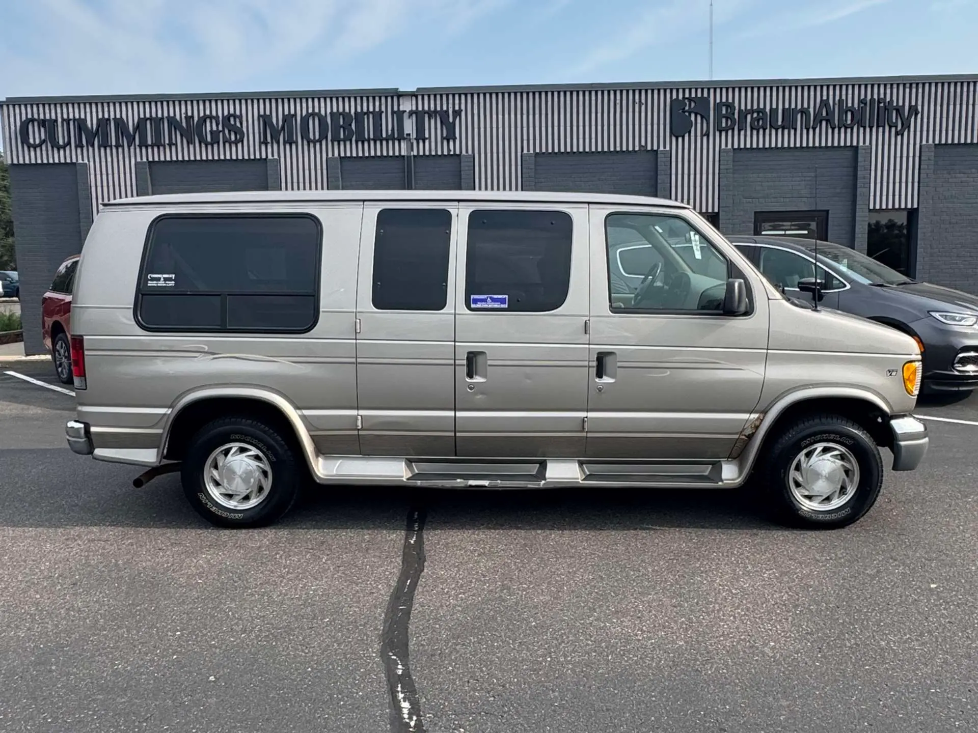 2002 Ford E-Series E-150 Van photo 4