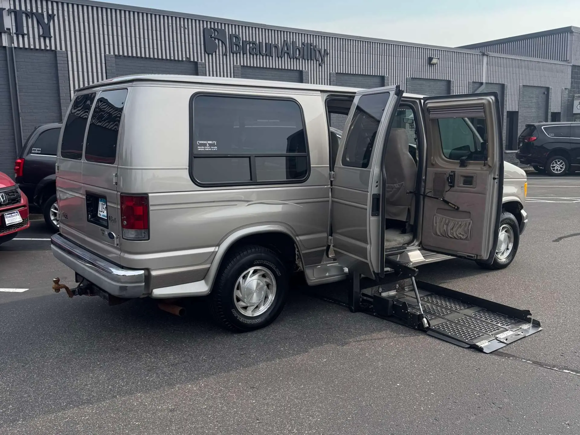 2002 Ford E-Series E-150 Van photo 3