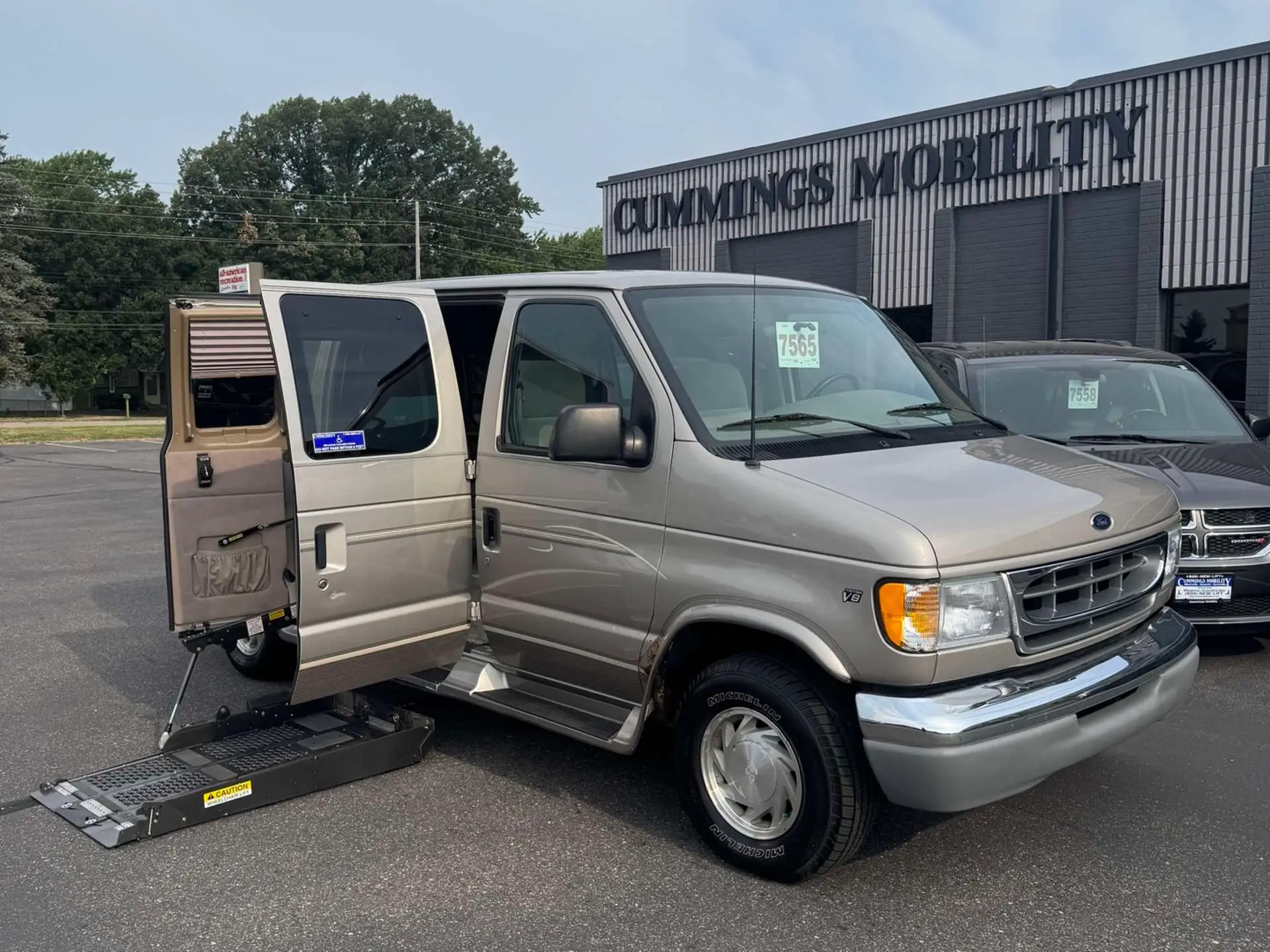 2002 Ford E-Series E-150 Van photo 1
