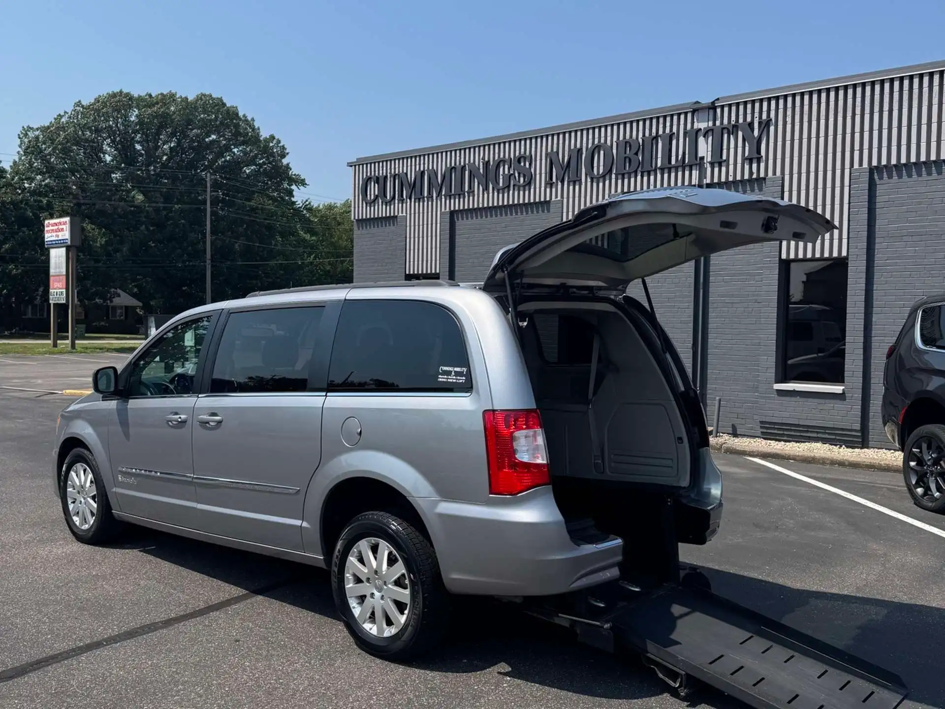 2016 Chrysler Town & Country Touring's photo