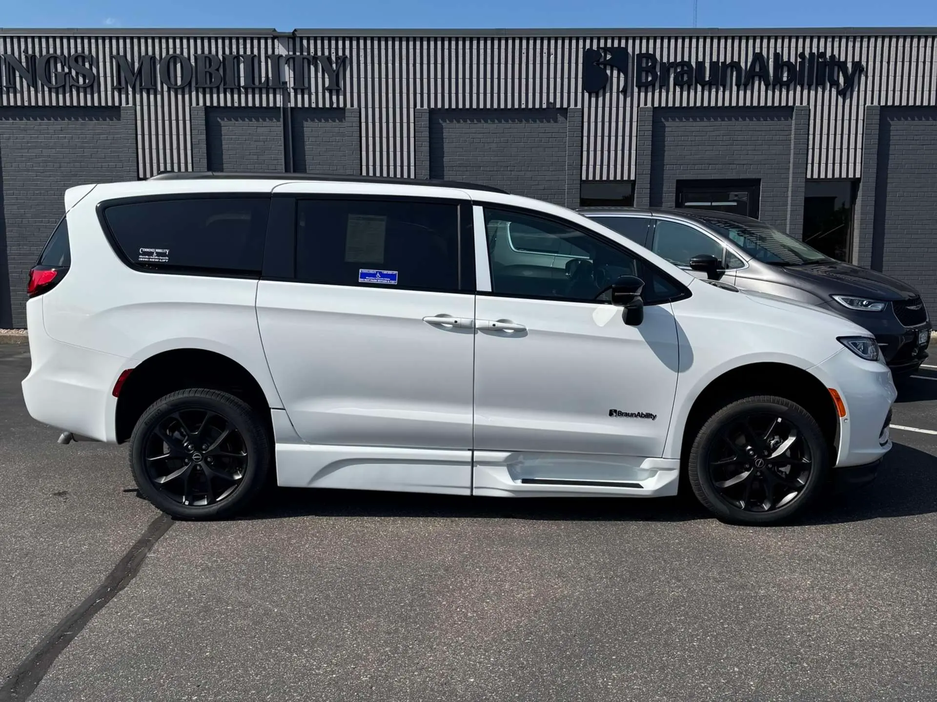 2026 Chrysler Pacifica Select photo 4