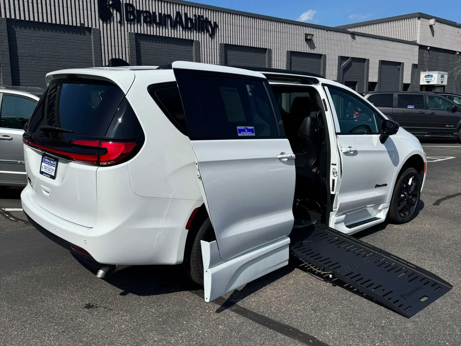 2026 Chrysler Pacifica Select photo 3