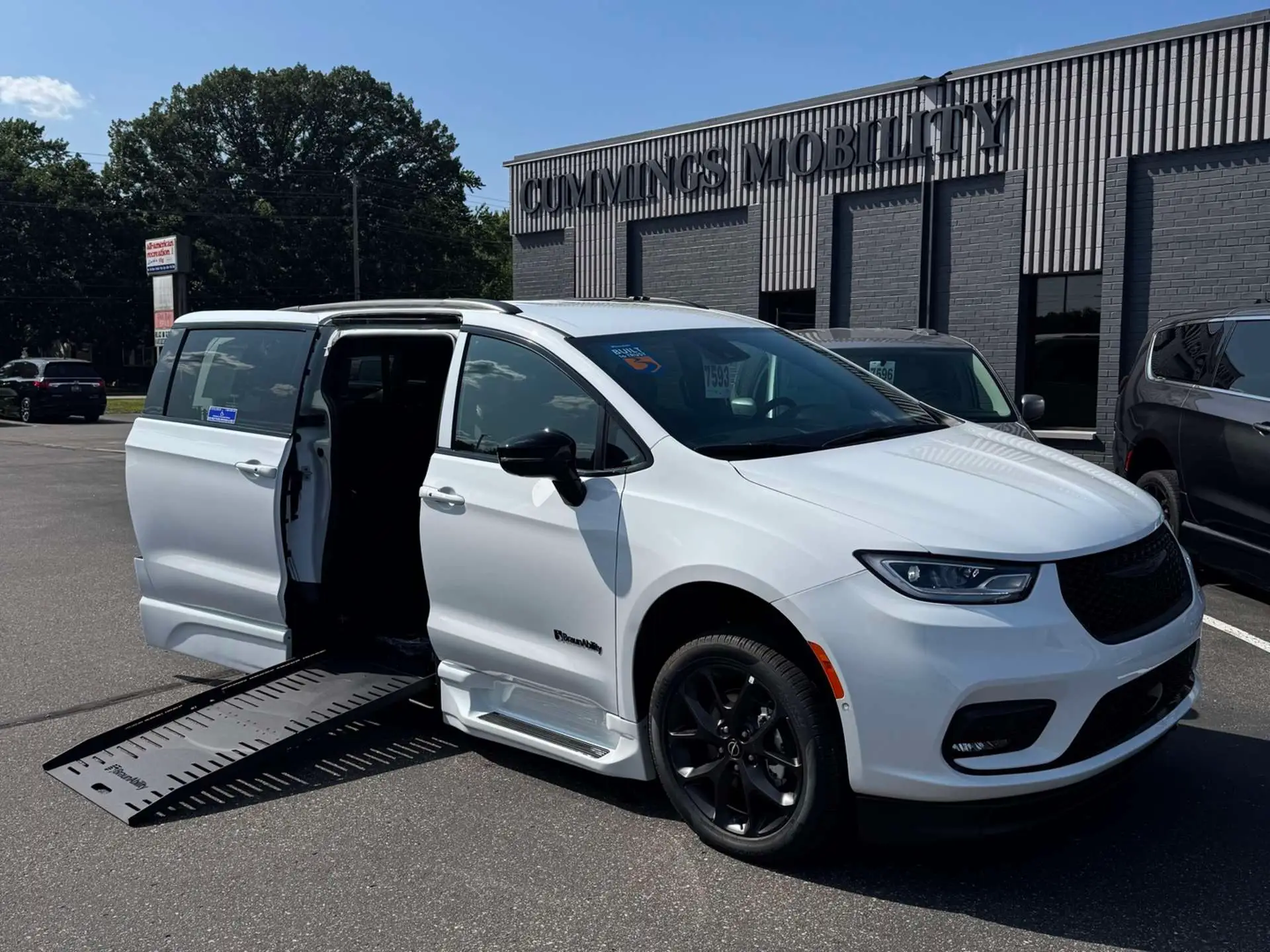 2026 Chrysler Pacifica Select photo 1