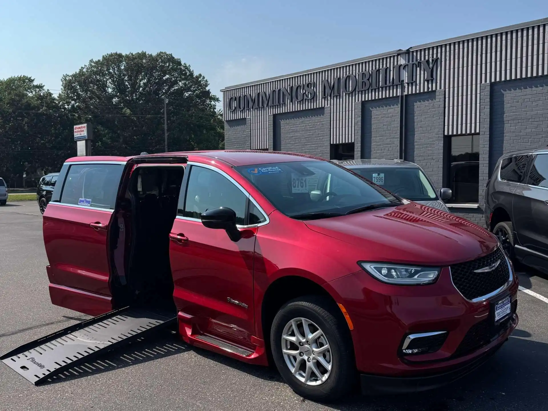 2025 Chrysler Pacifica Select's photo