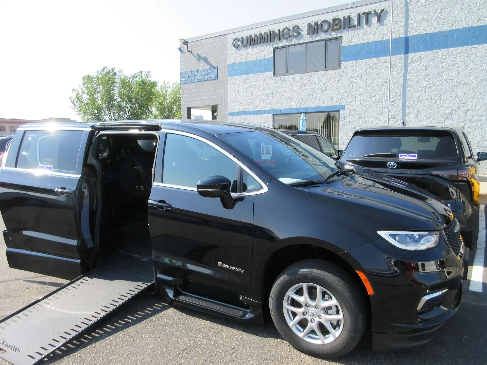 2025 Chrysler Pacifica Select's photo