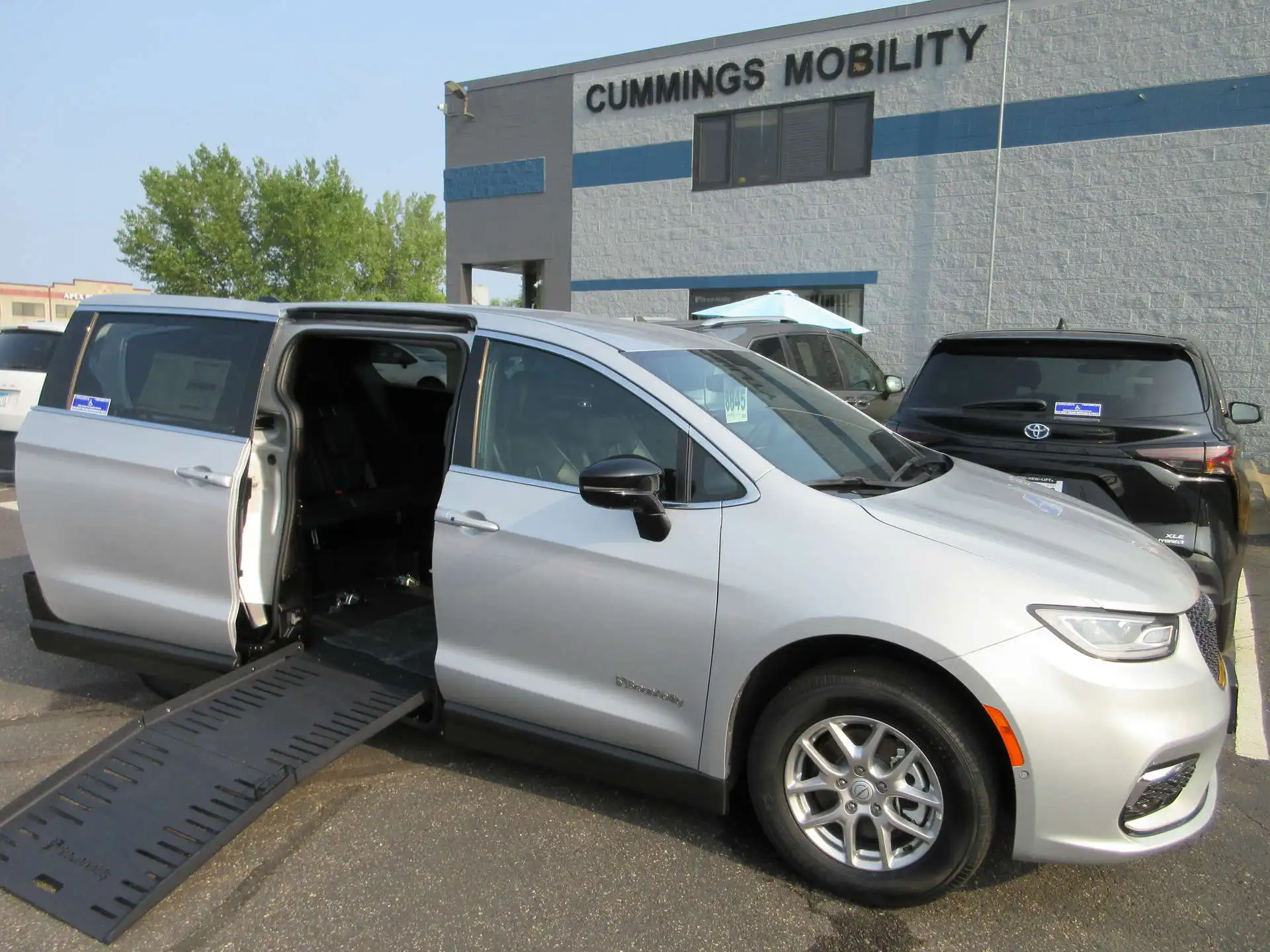 2026 Chrysler Pacifica Select's photo