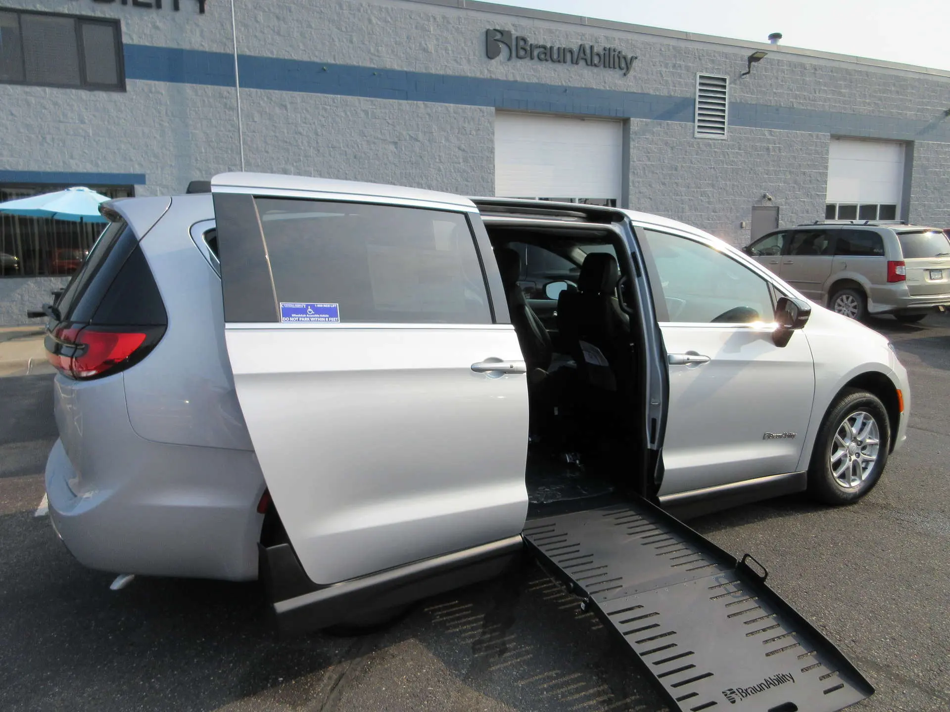 2026 Chrysler Pacifica Select photo 3