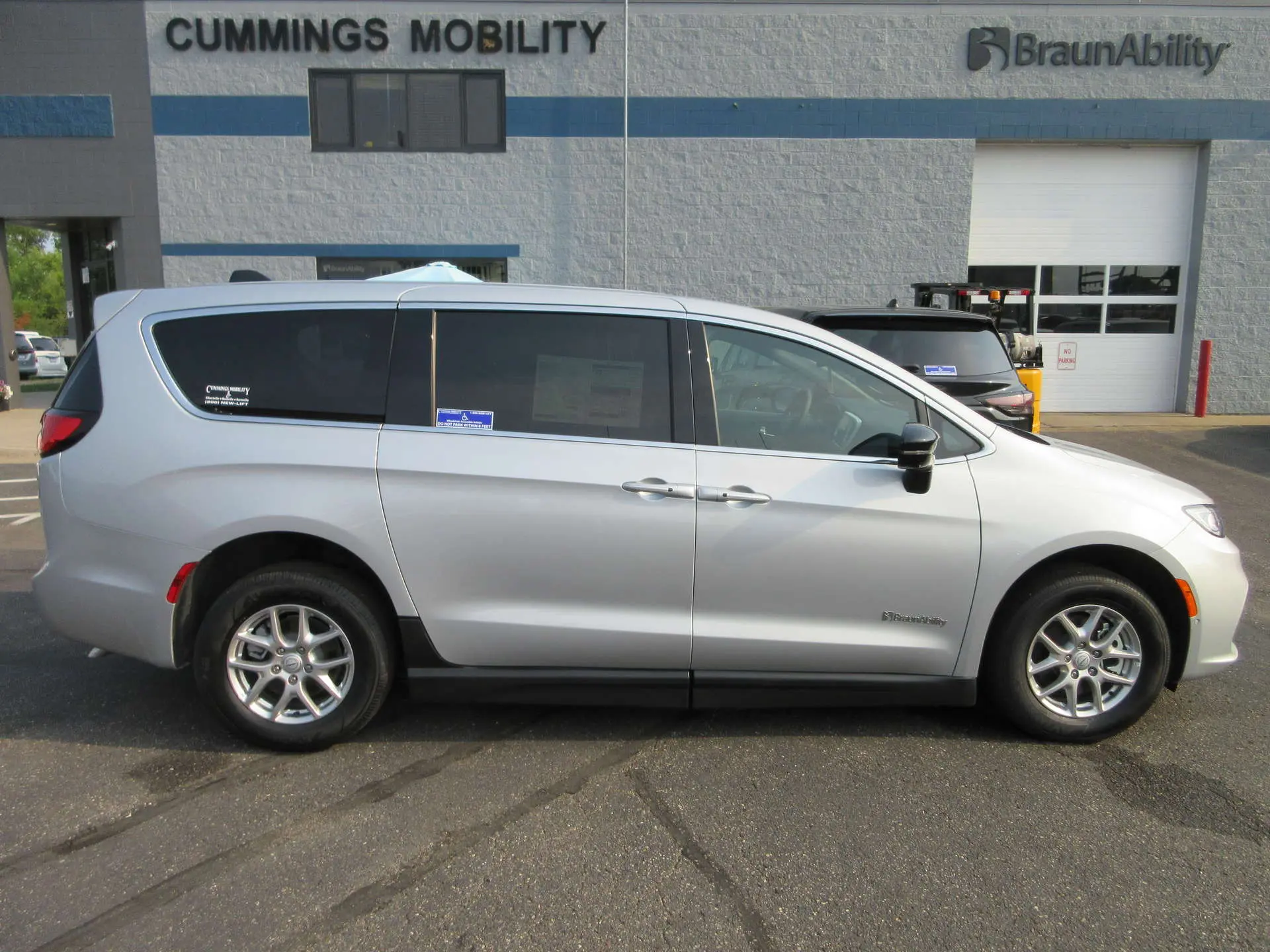 2026 Chrysler Pacifica Select photo 4