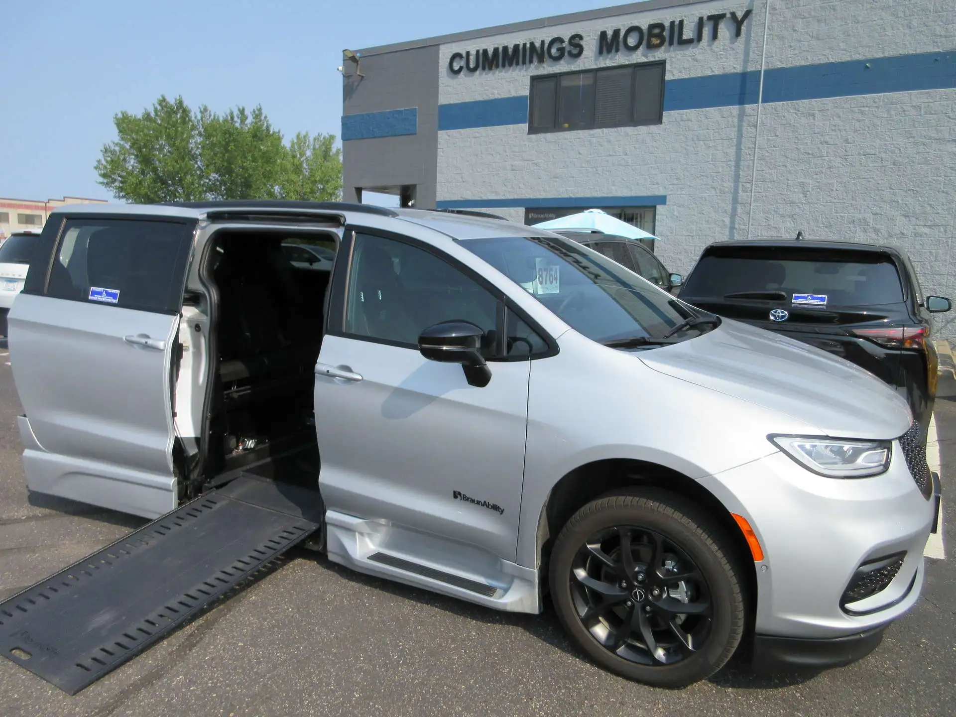 2026 Chrysler Pacifica Select's photo