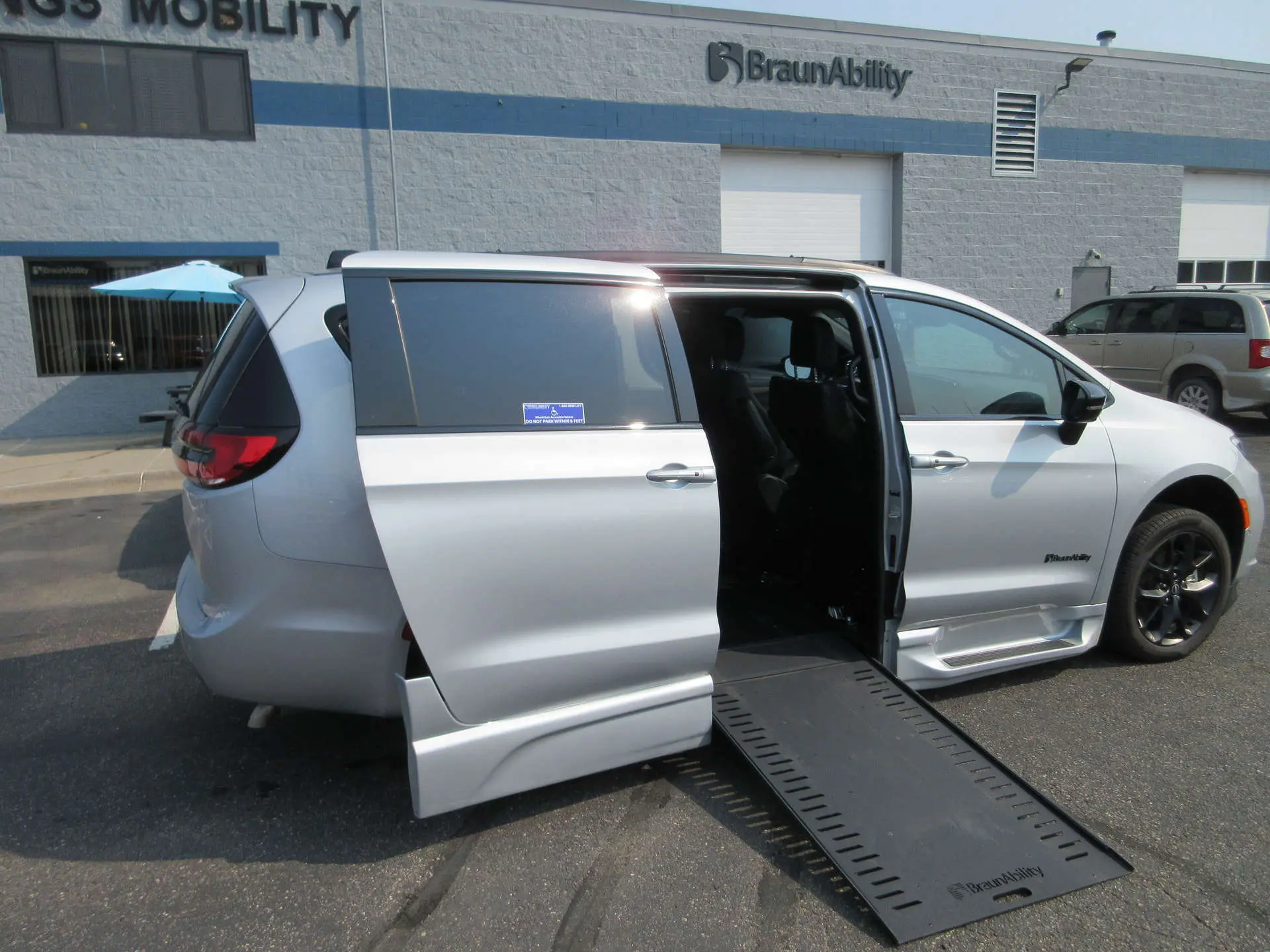 2026 Chrysler Pacifica Select photo 3