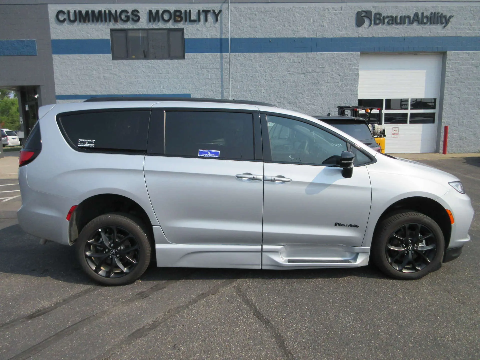 2026 Chrysler Pacifica Select photo 4