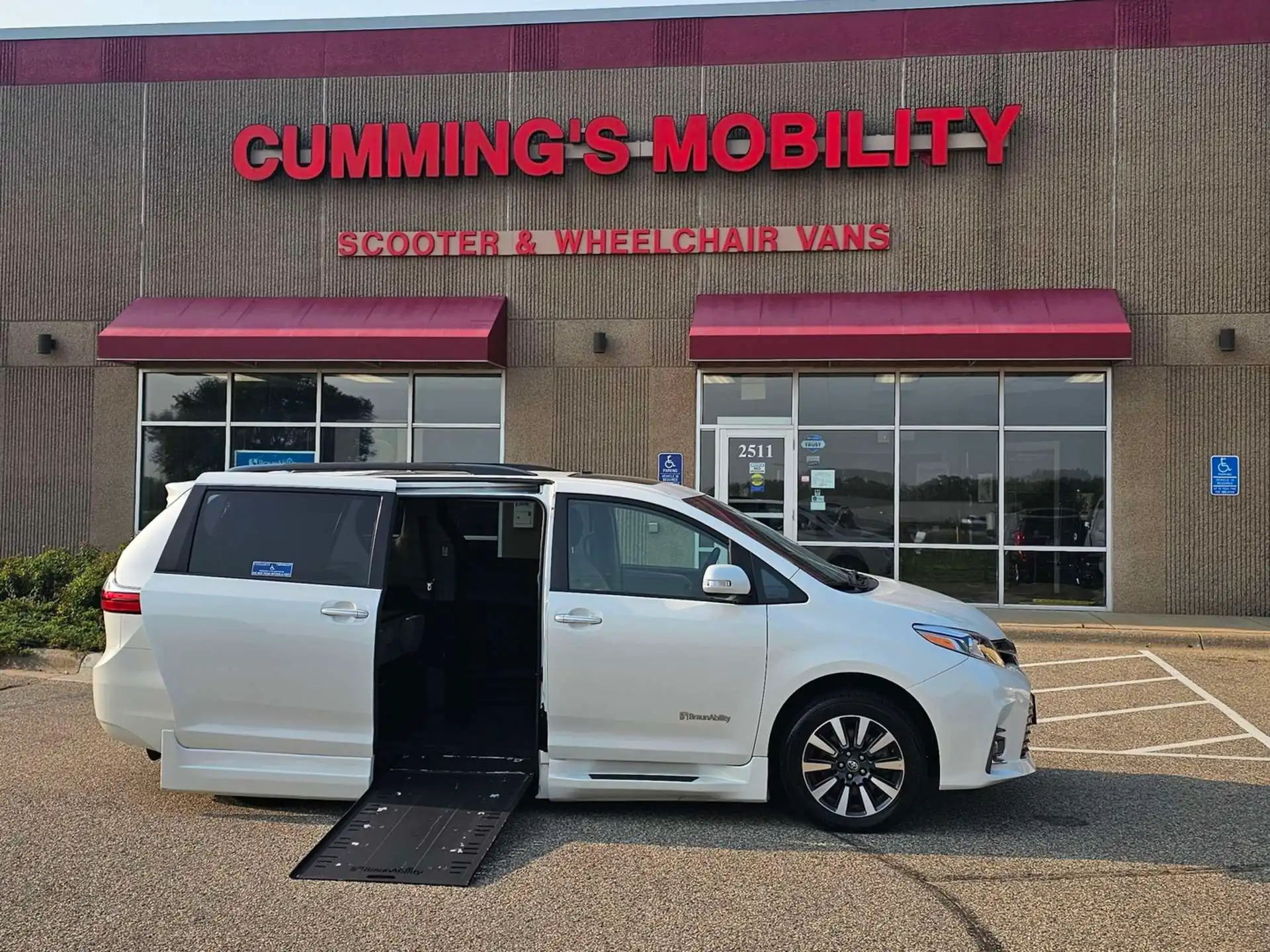 2019 Toyota Sienna Limited V6 7-Passenger's photo
