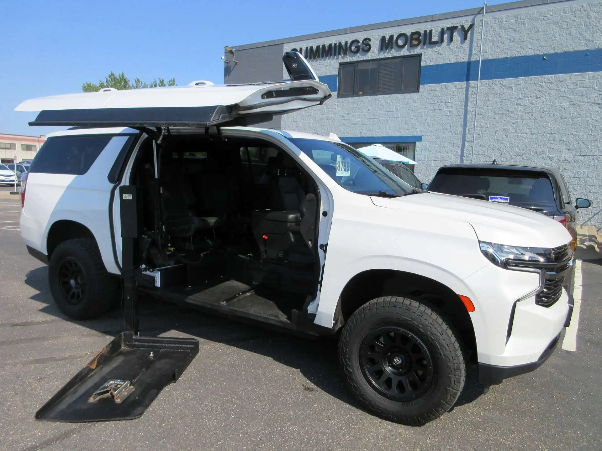 2022 Chevrolet Suburban 4WD 1500 RST's photo