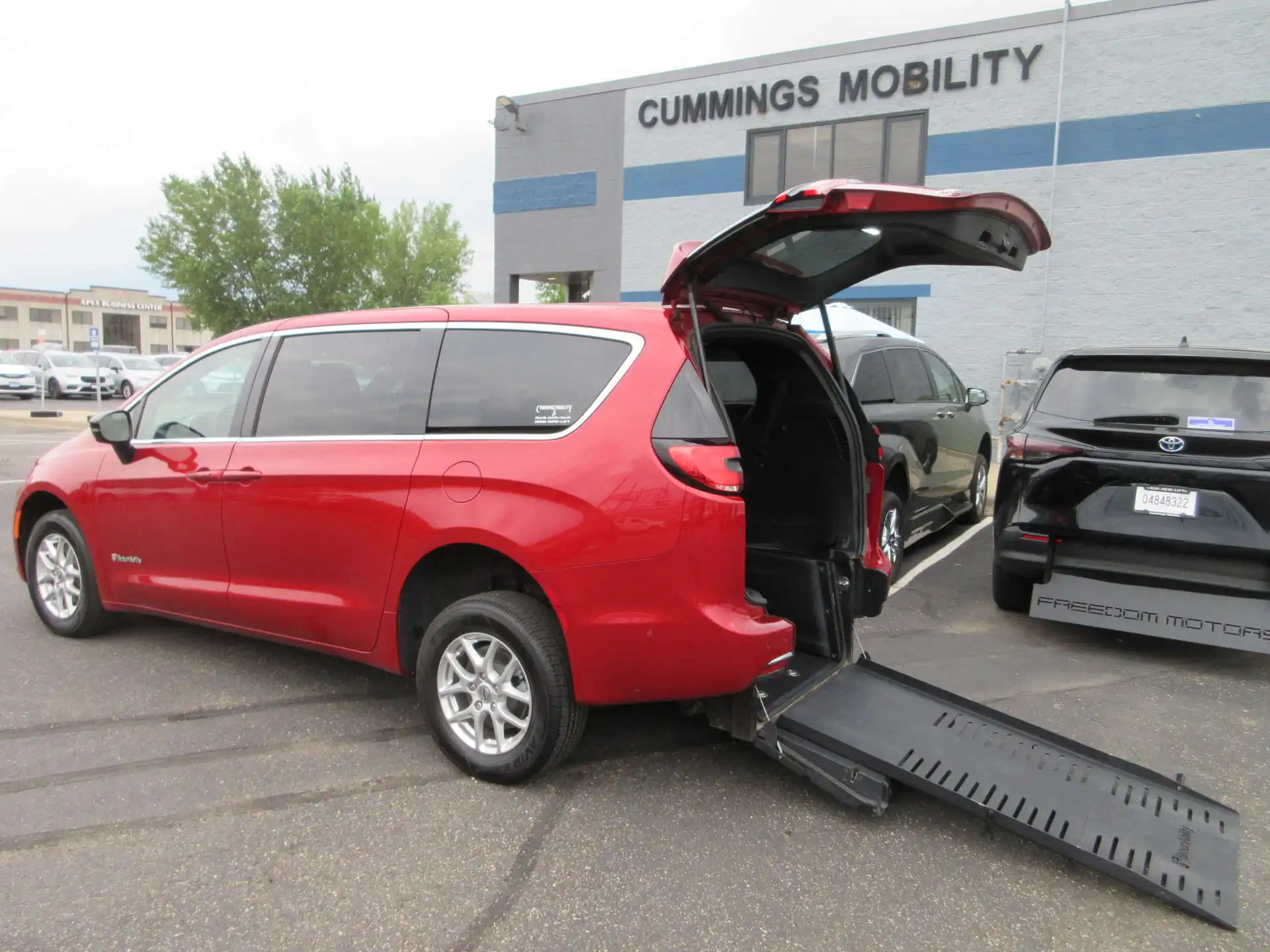 2025 Chrysler Pacifica Select's photo
