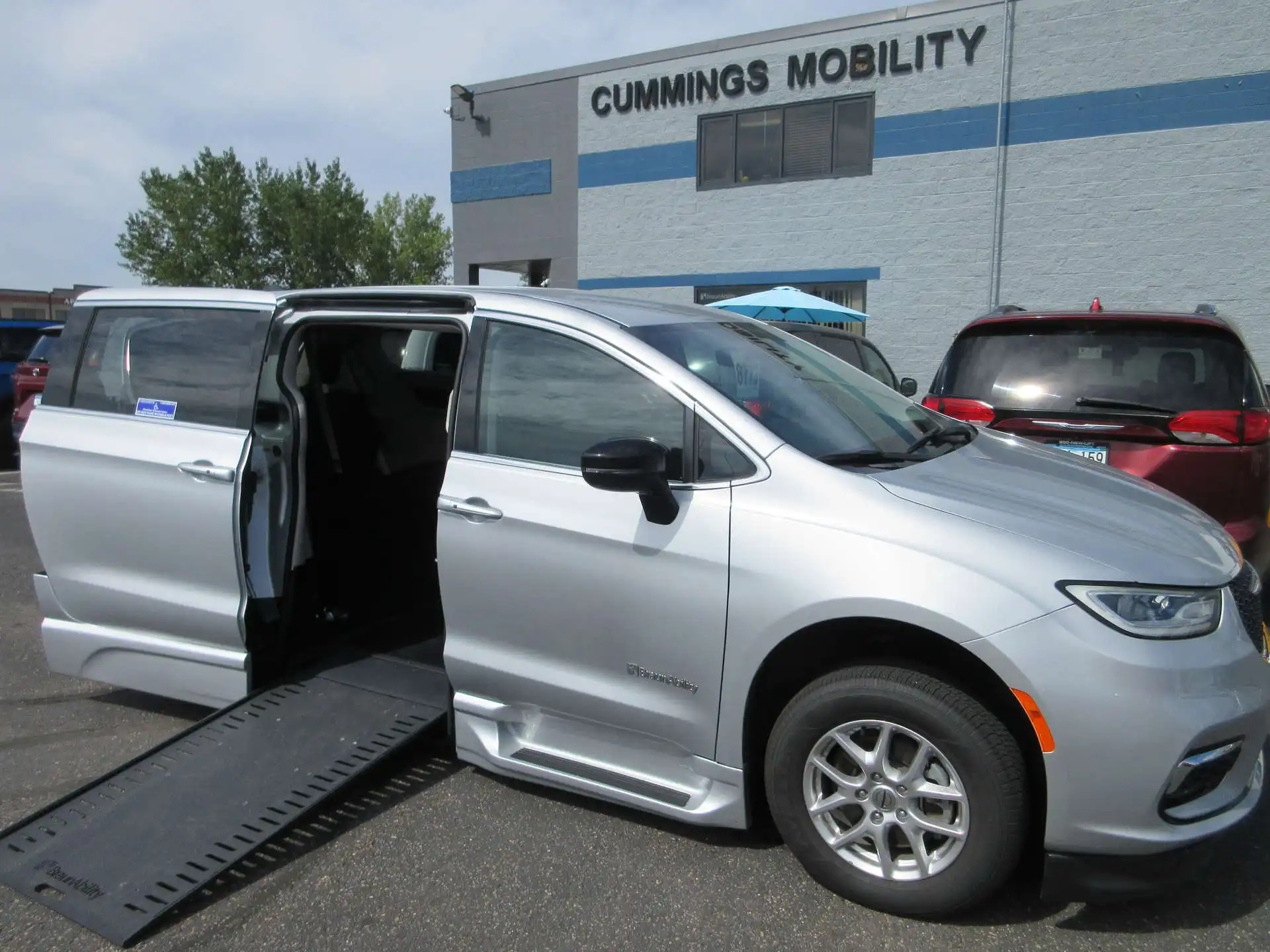2024 Chrysler Pacifica Touring L's photo