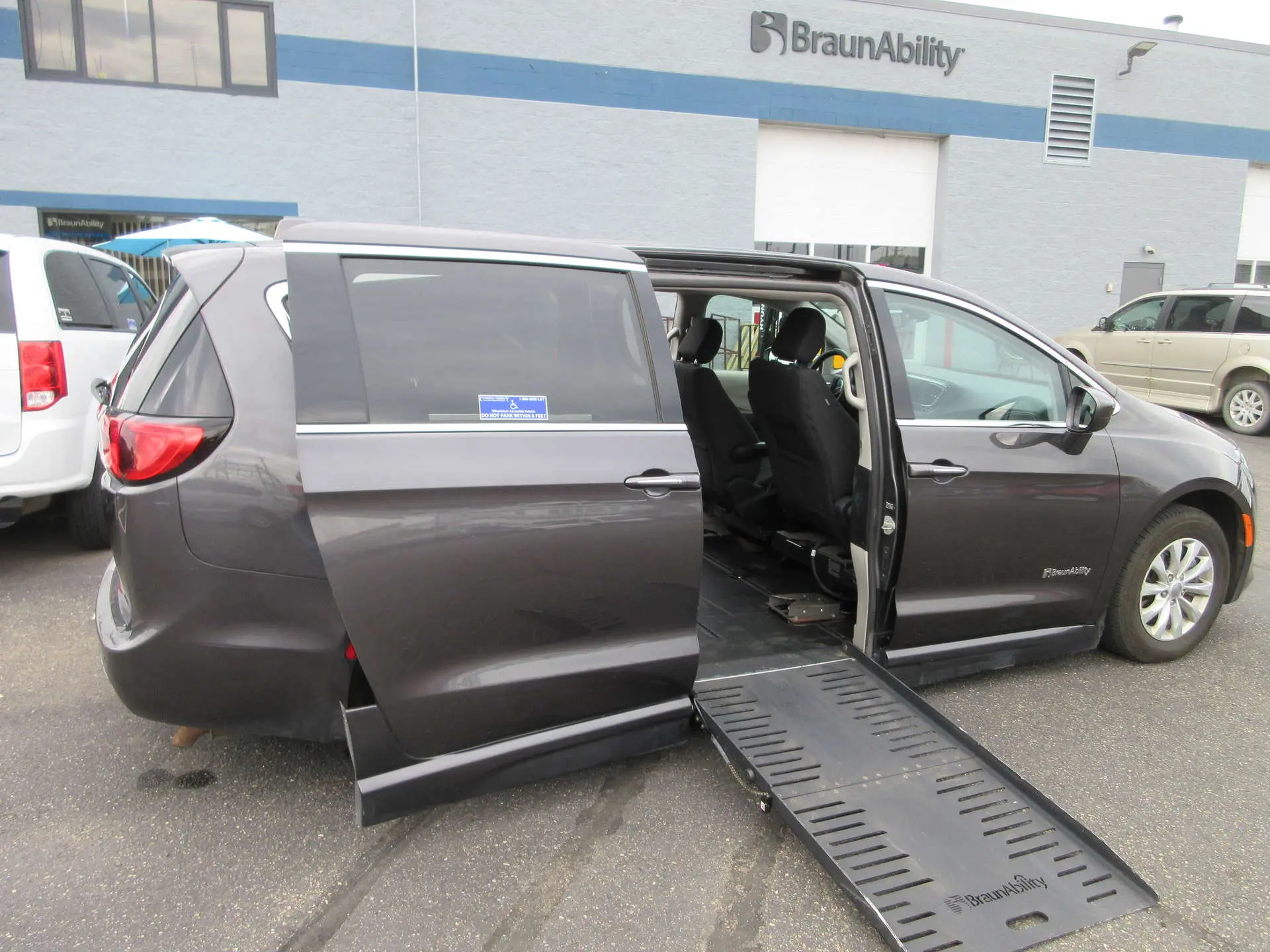 2019 Chrysler Pacifica Touring Plus photo 3