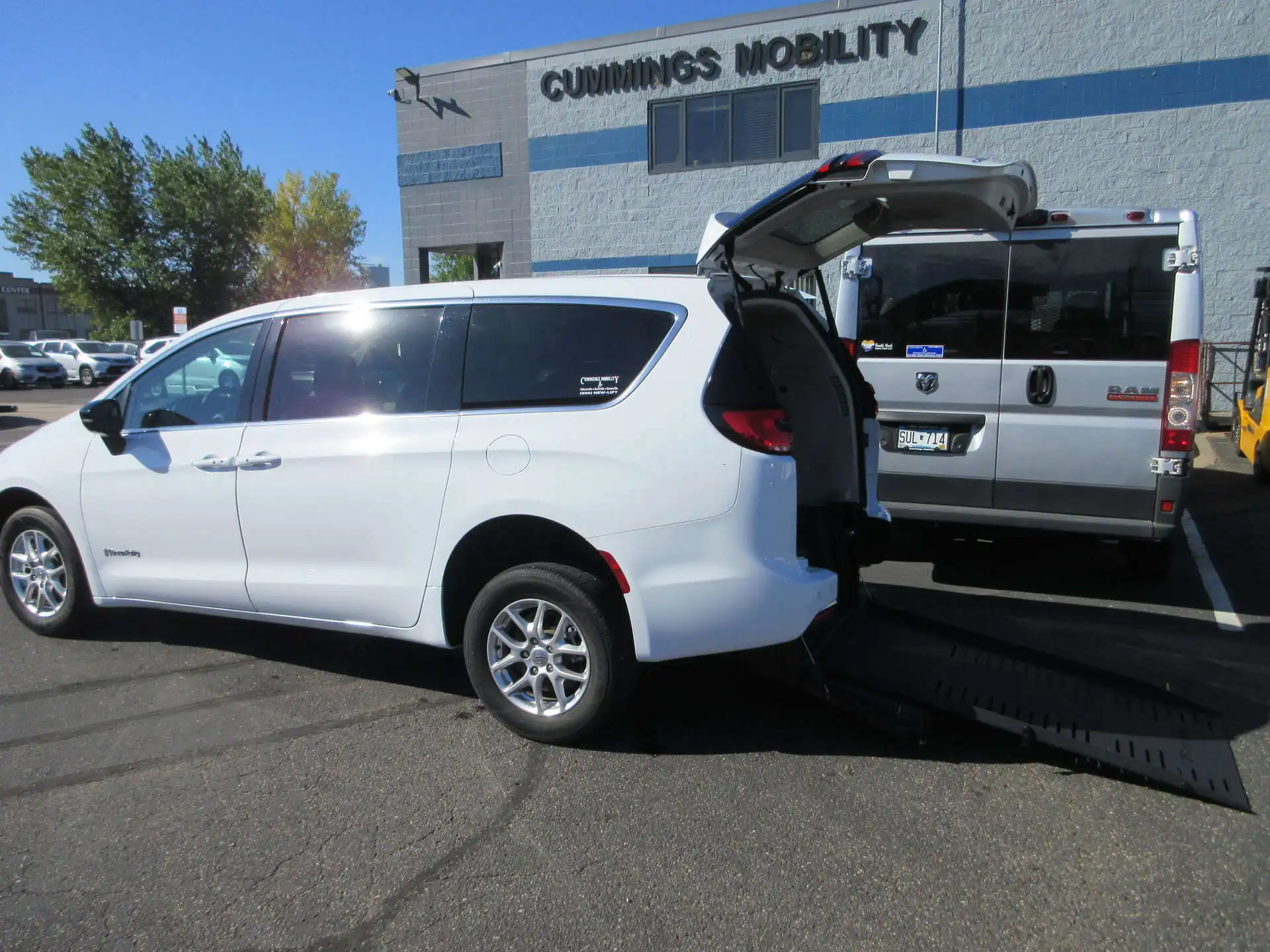 2024 Chrysler Pacifica Touring L's photo