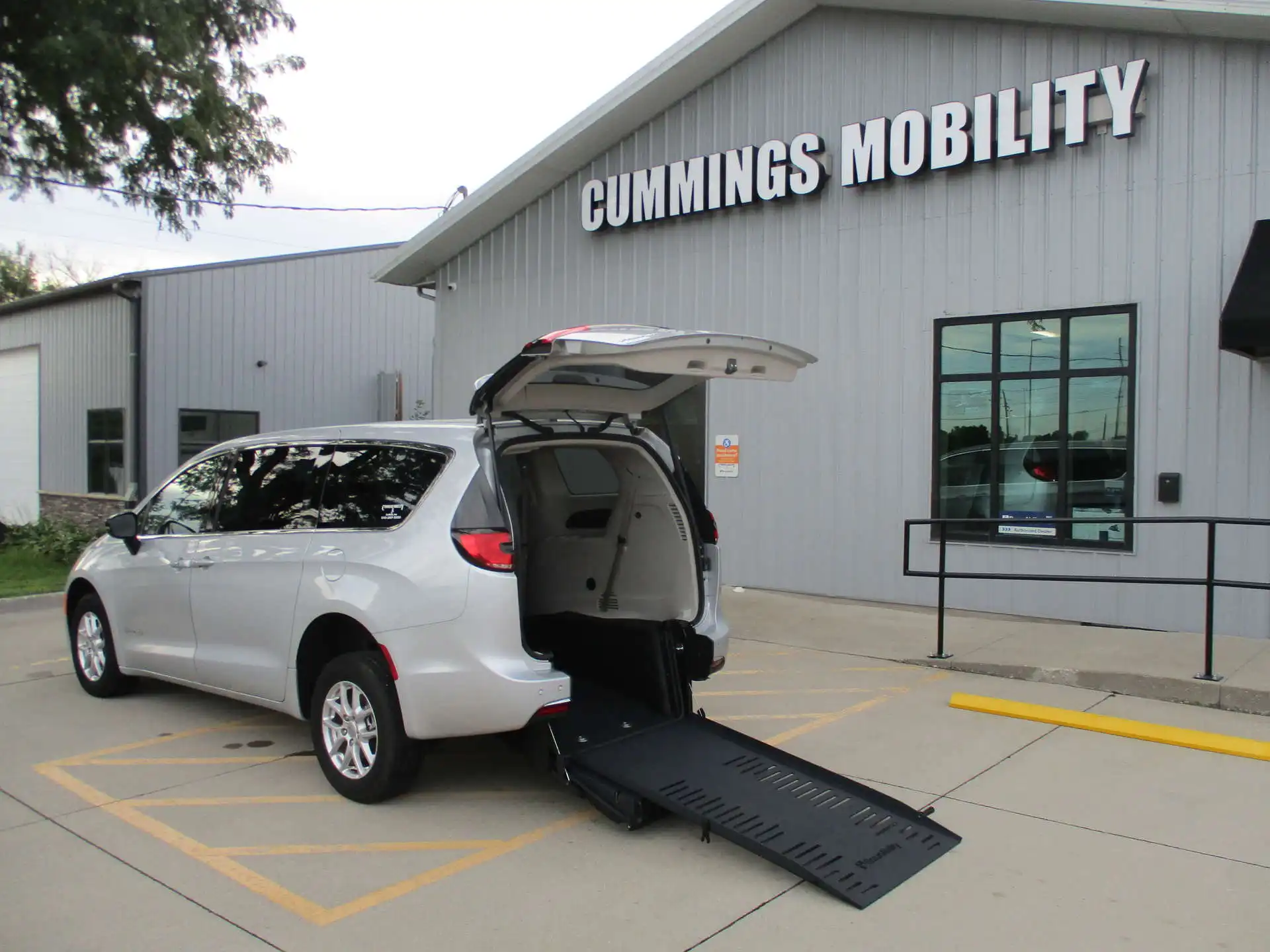 2024 Chrysler Pacifica Touring L's photo
