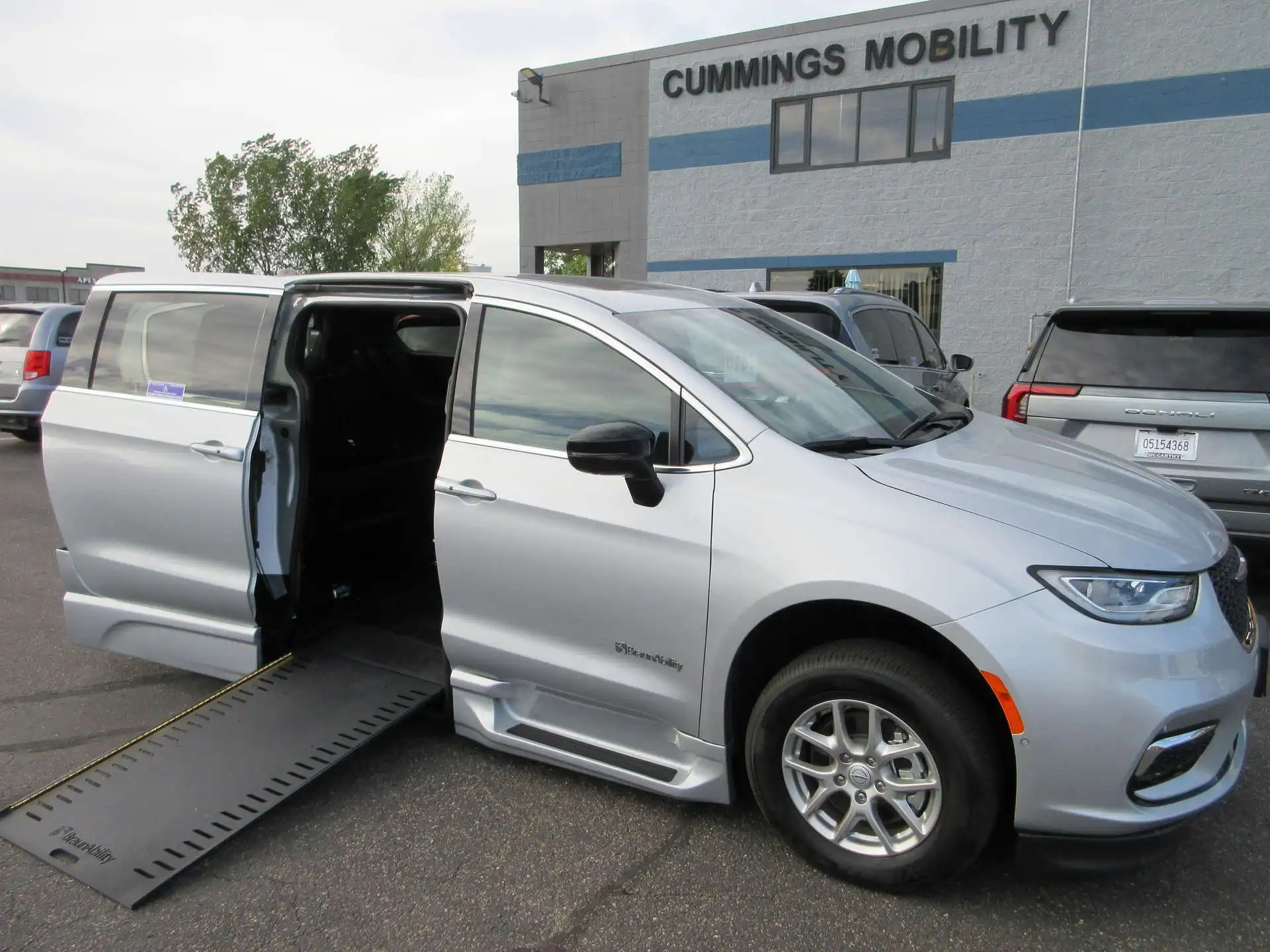2026 Chrysler Pacifica Select's photo