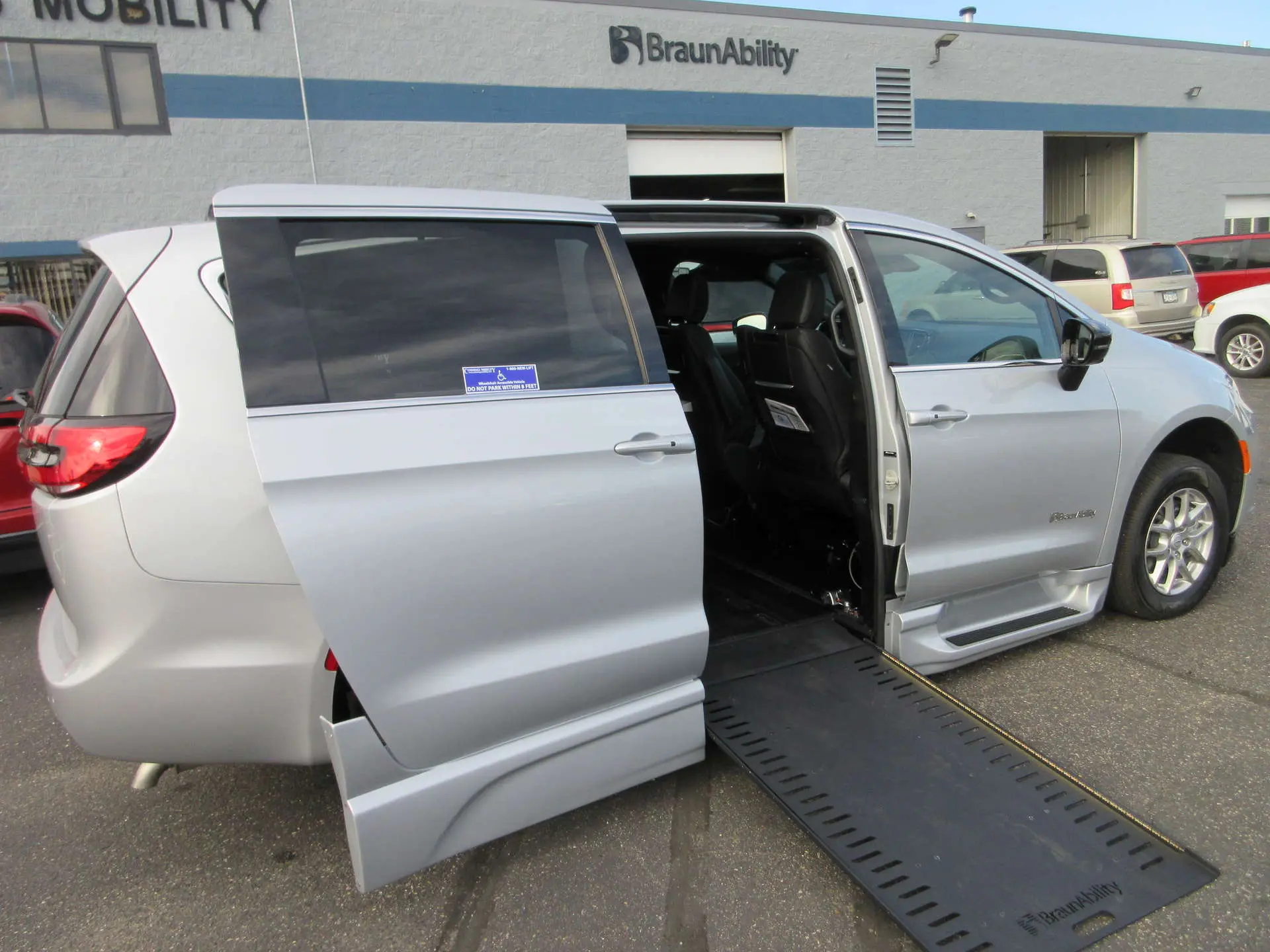 2026 Chrysler Pacifica Select photo 3