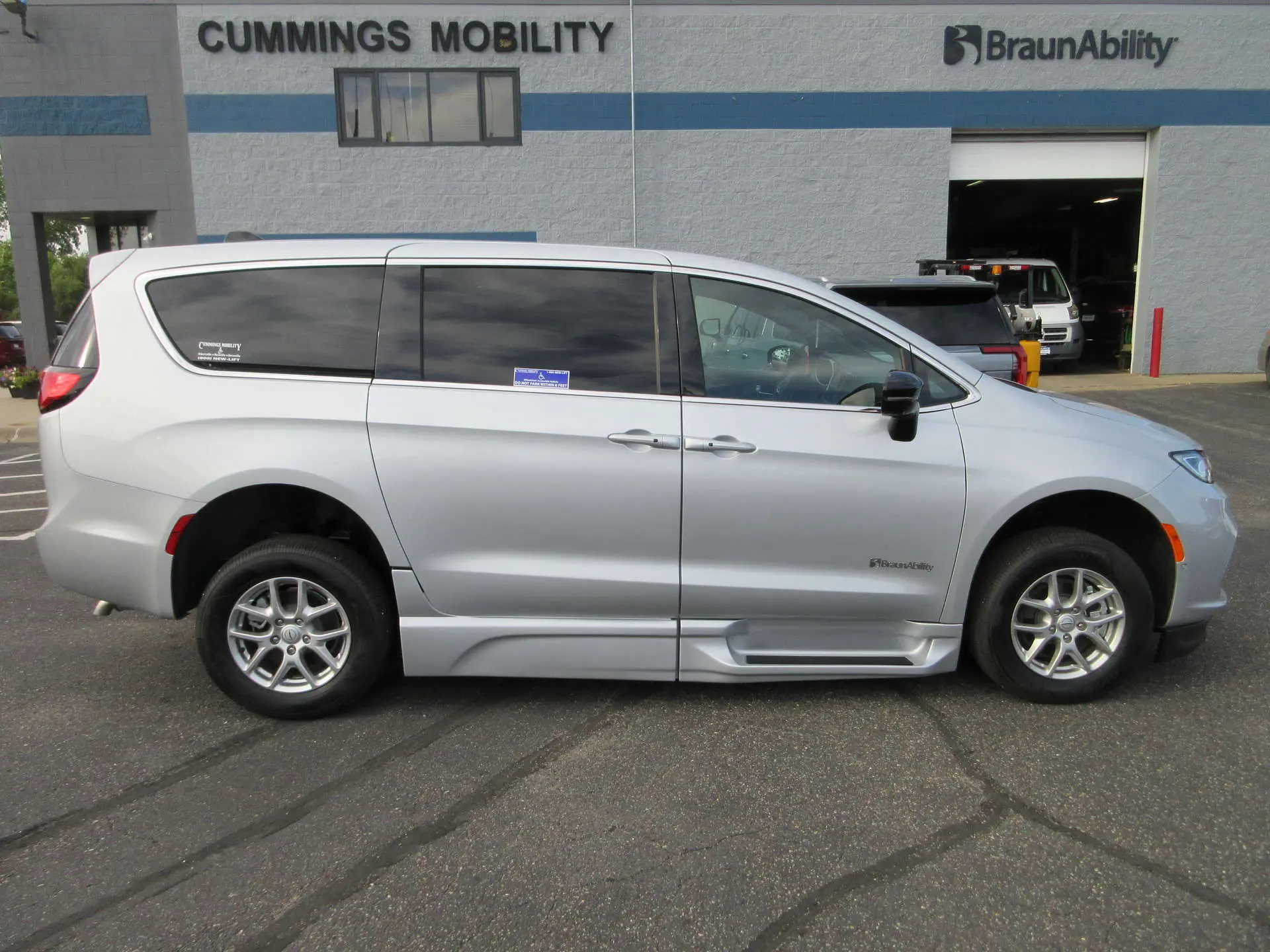 2026 Chrysler Pacifica Select photo 4