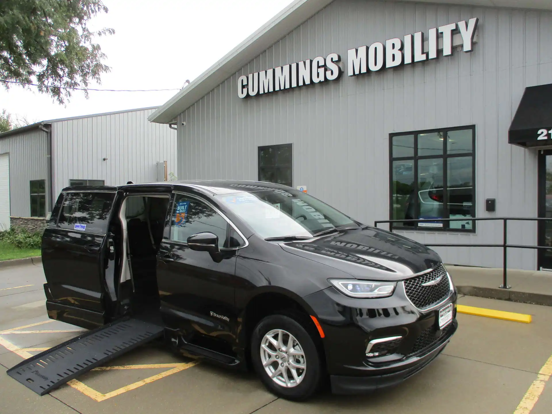 2024 Chrysler Pacifica Touring L's photo