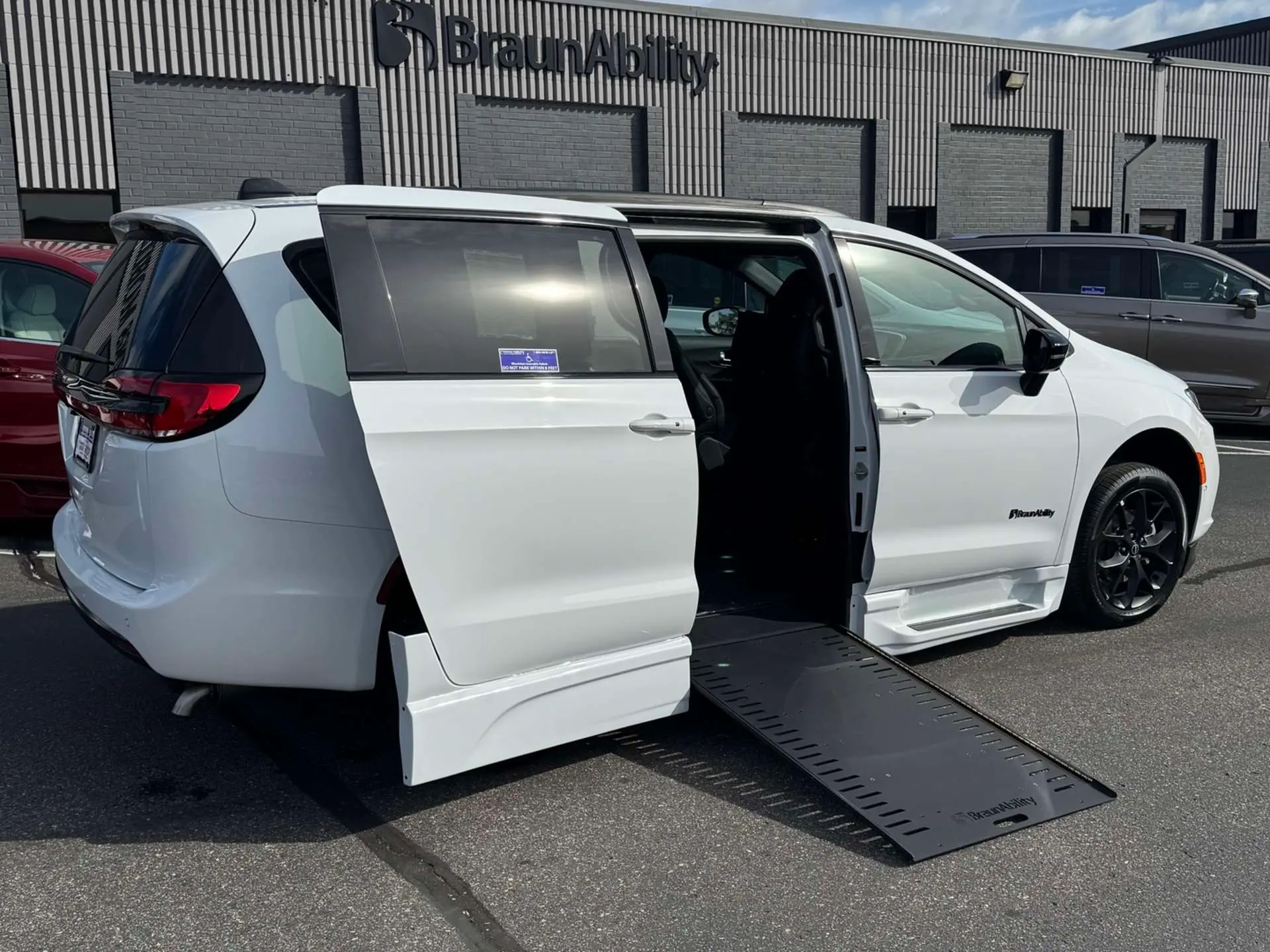 2026 Chrysler Pacifica Select photo 3