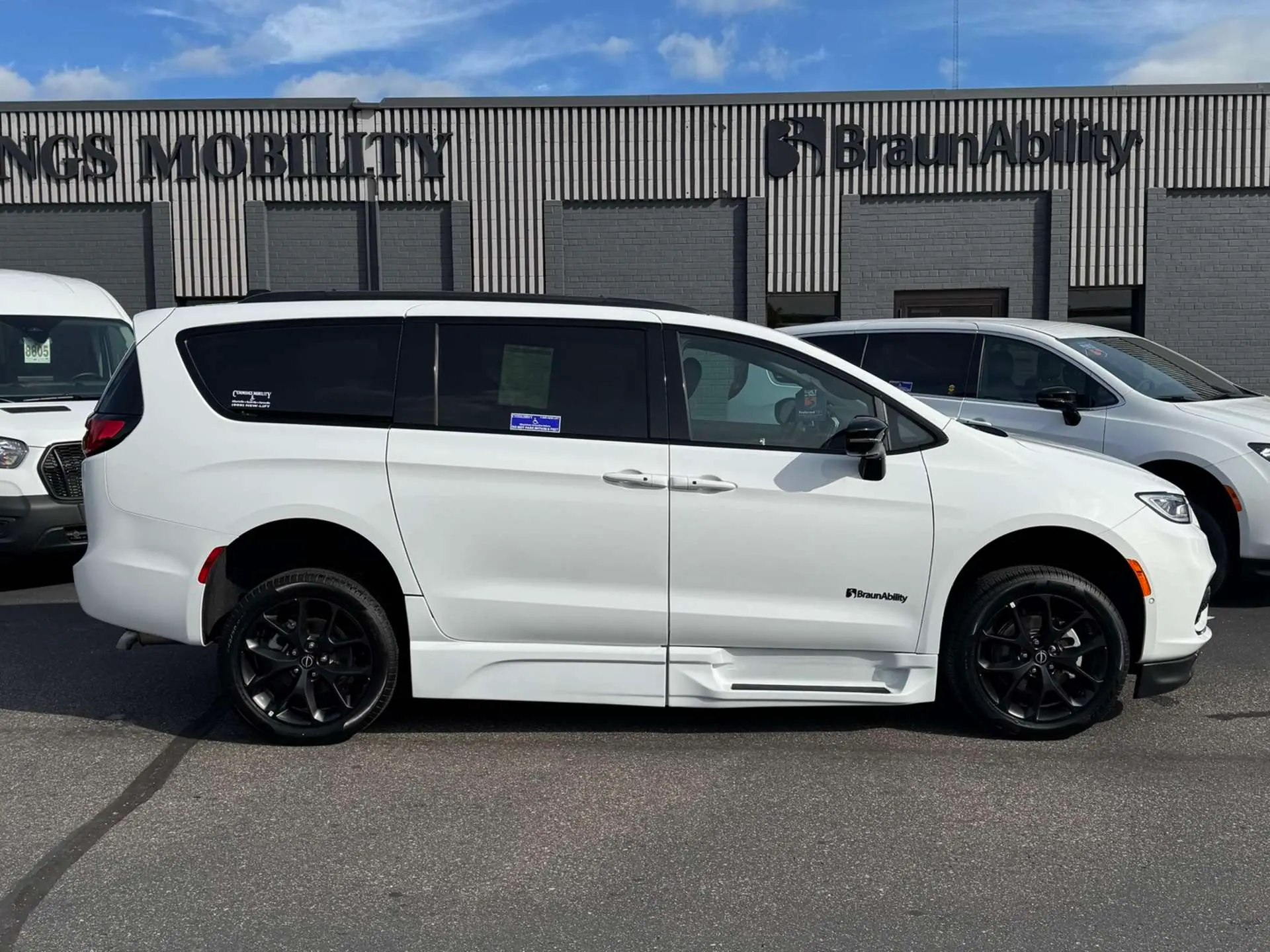 2026 Chrysler Pacifica Select photo 4