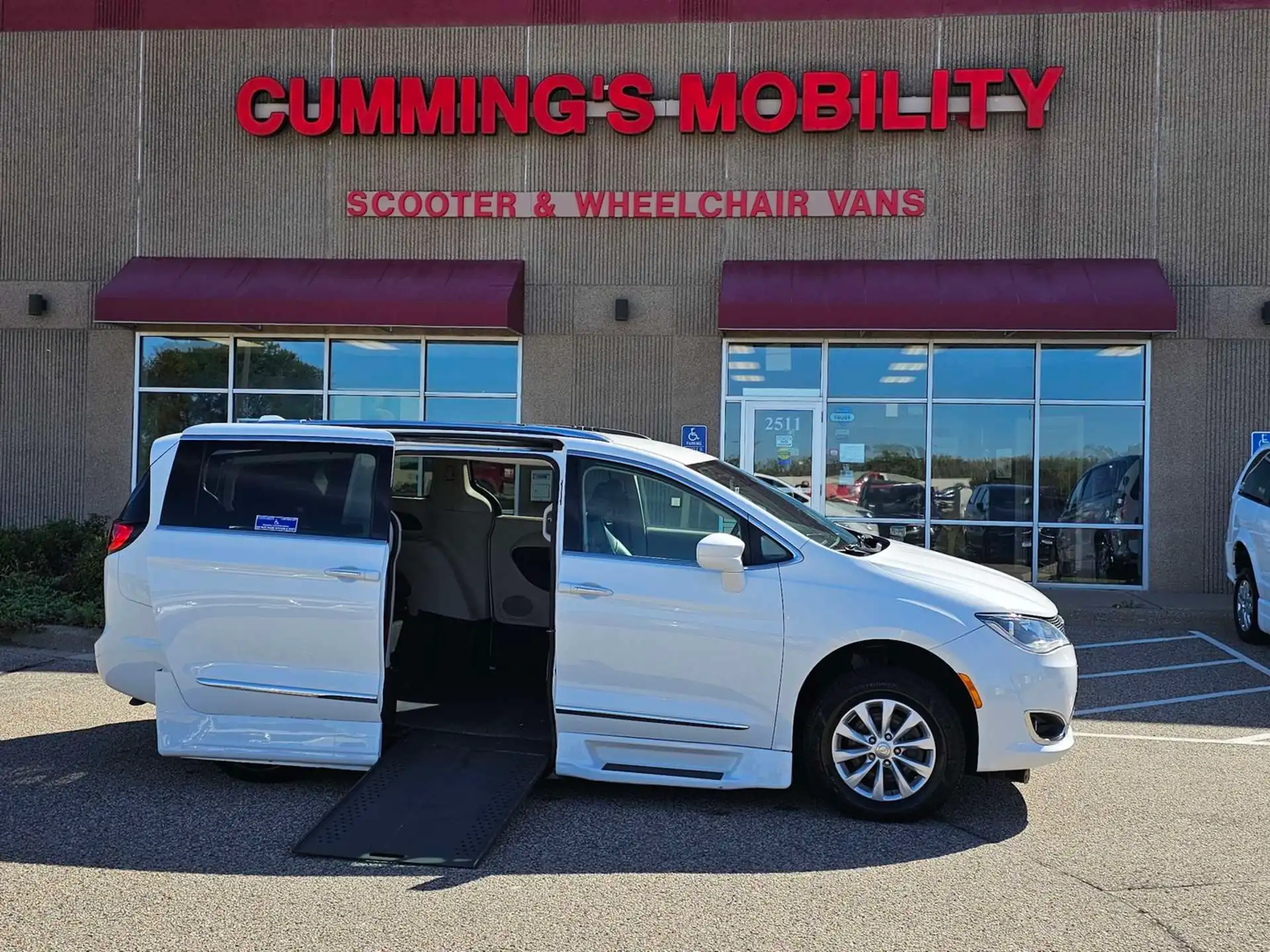 2018 Chrysler Pacifica Touring L's photo