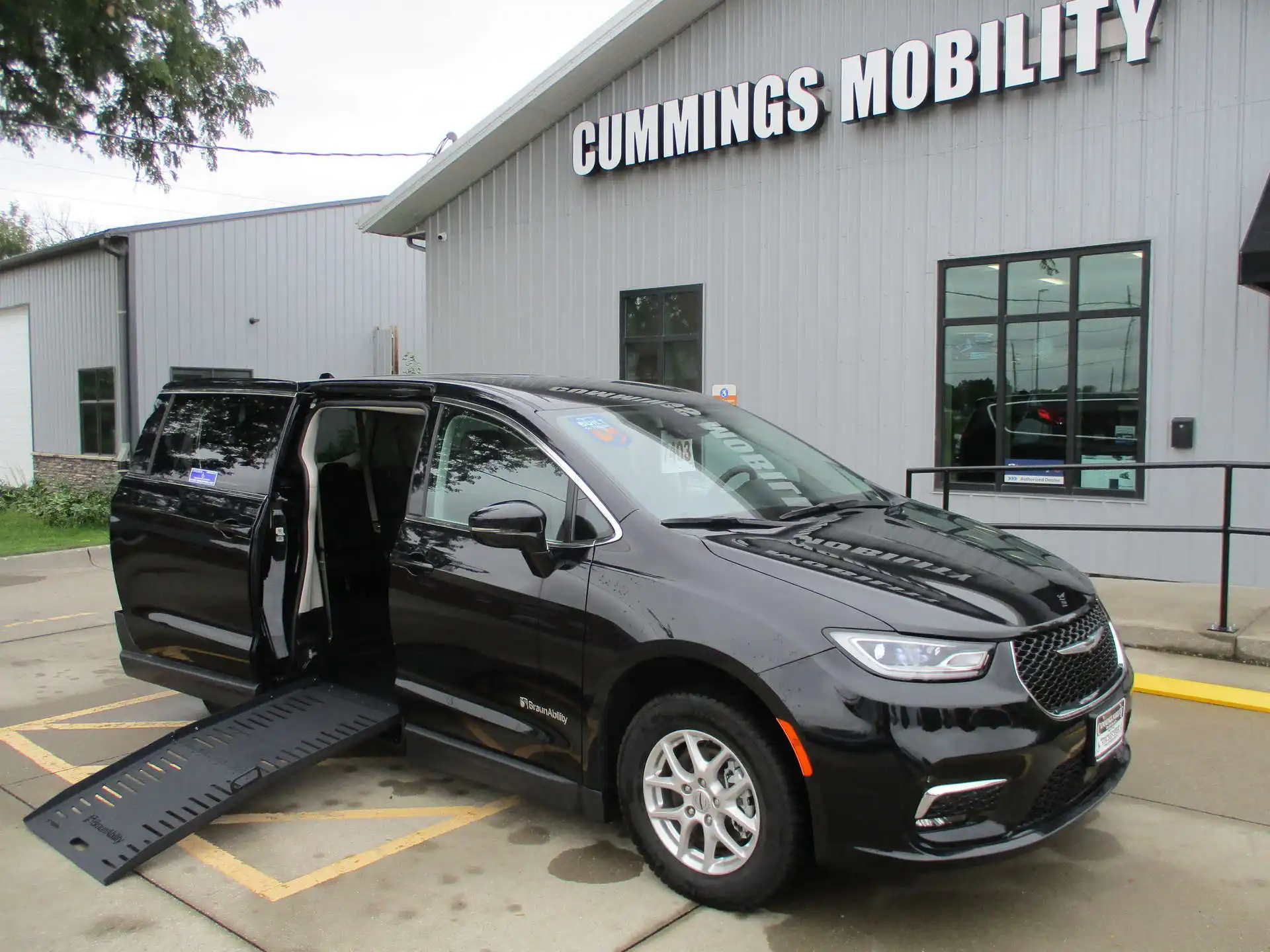 2024 Chrysler Pacifica Touring L's photo