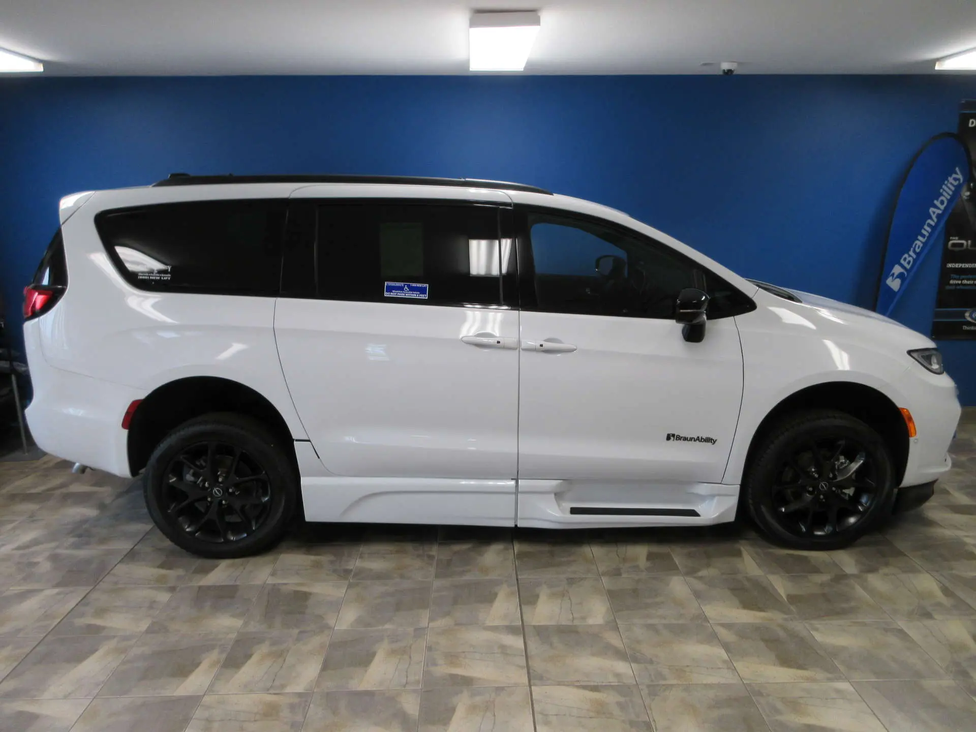 2026 Chrysler Pacifica Select photo 4