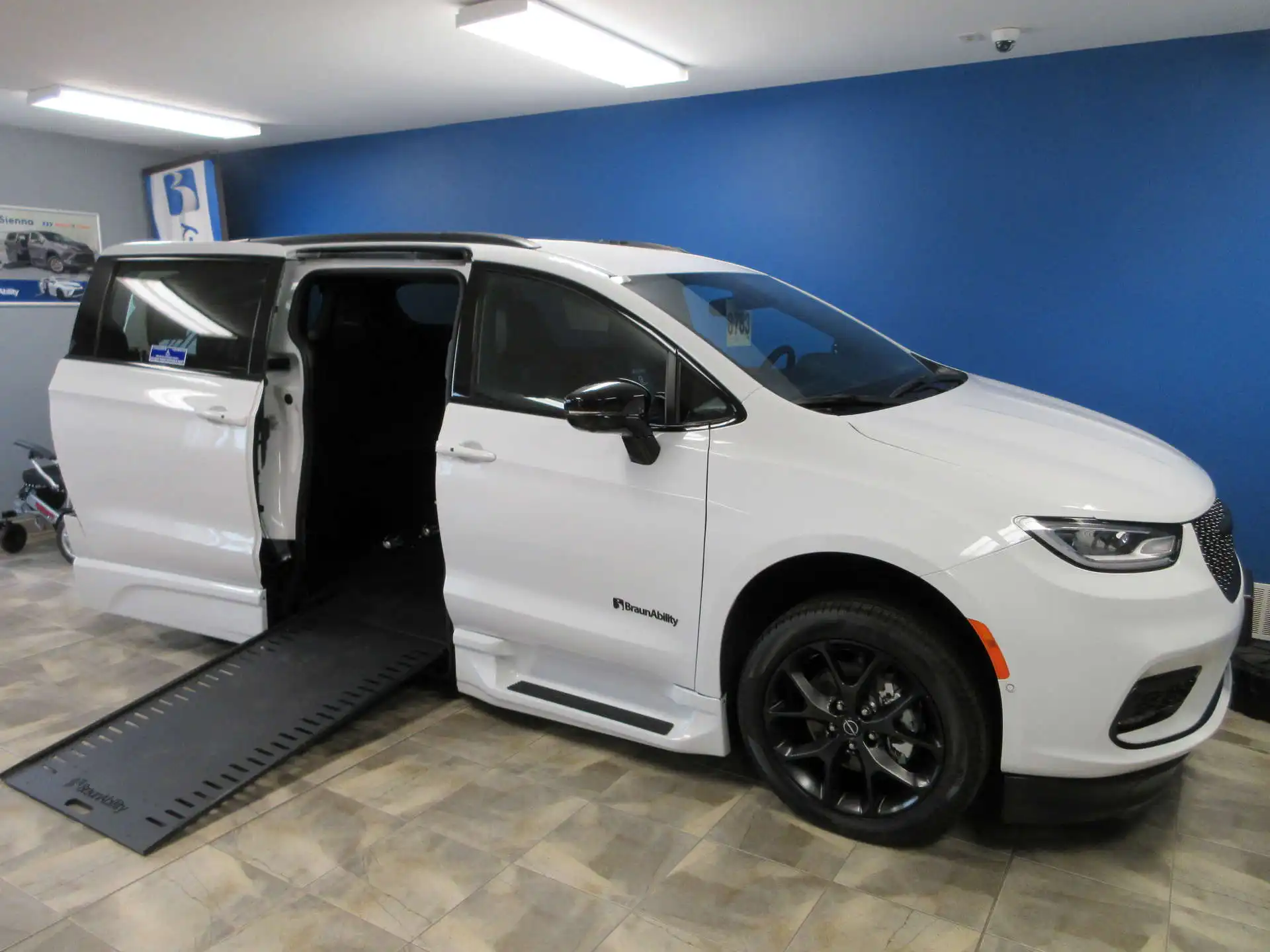 2026 Chrysler Pacifica Select's photo