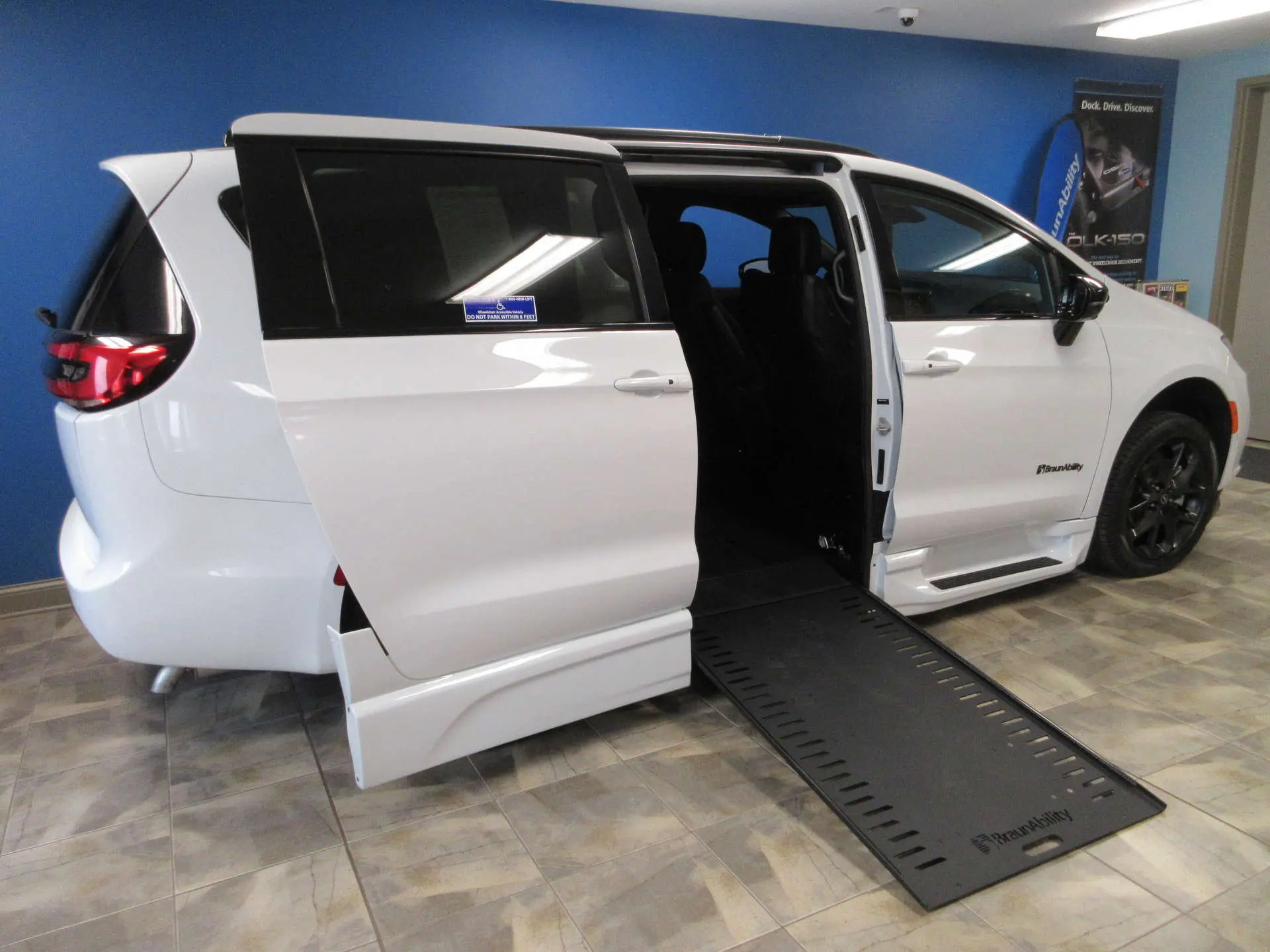 2026 Chrysler Pacifica Select photo 3