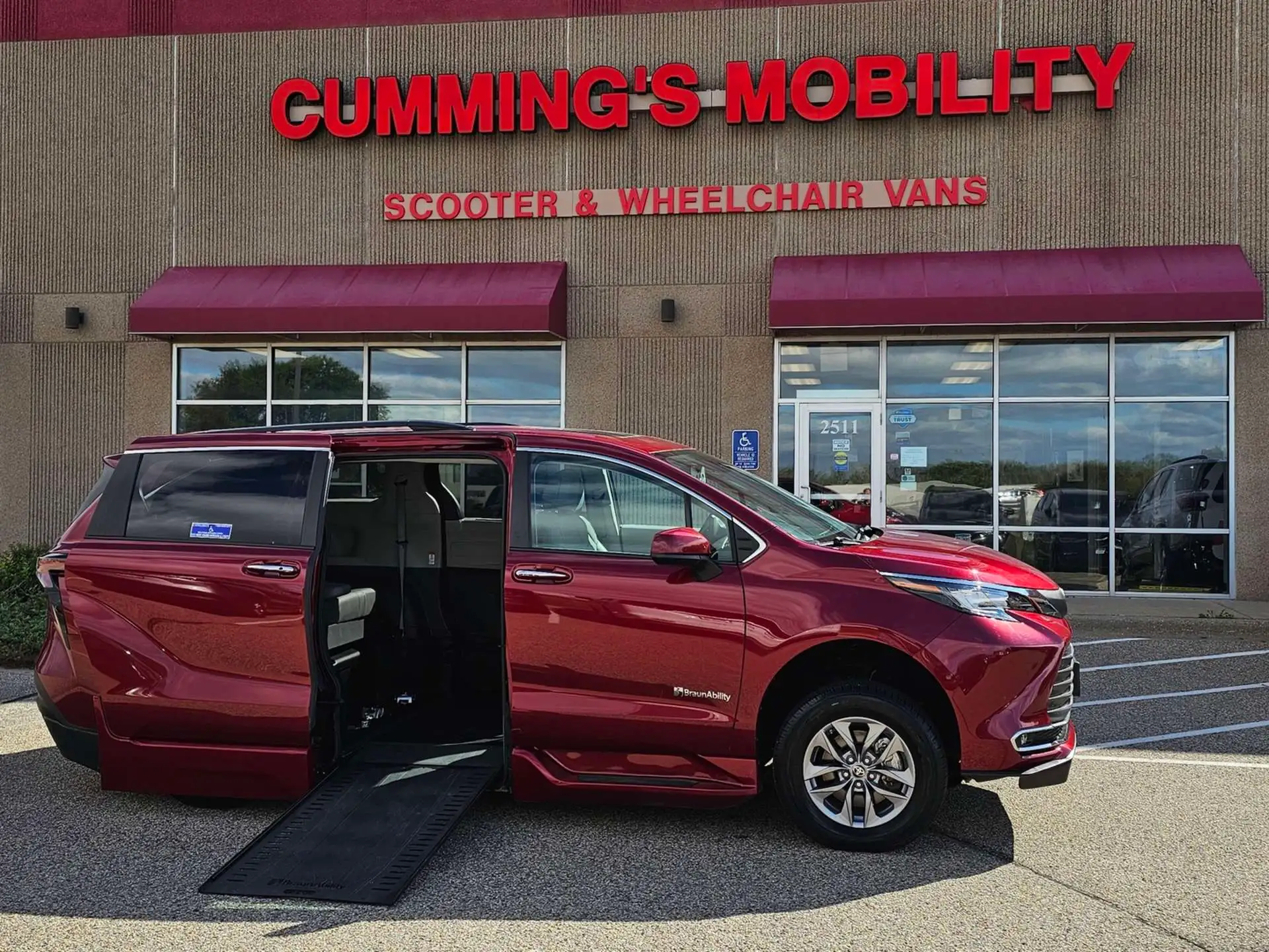 2023 Toyota Sienna XLE 8-Passenger Hybrid FWD's photo
