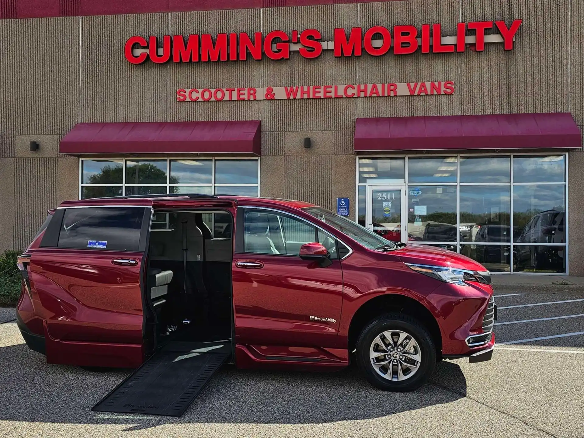 2023 Toyota Sienna XLE 8-Passenger Hybrid FWD's photo