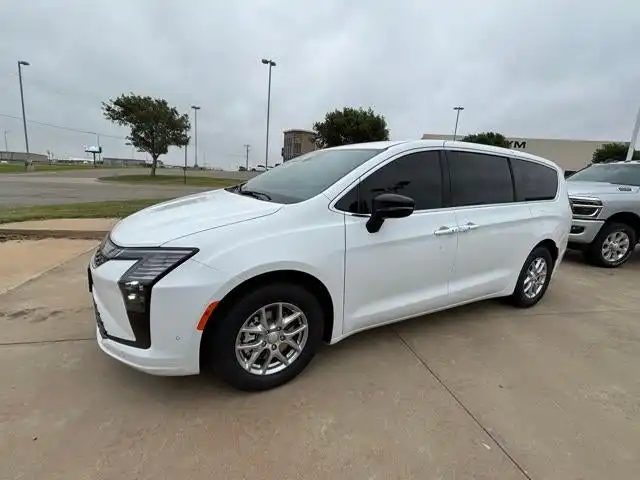 2027 Chrysler Pacifica Select's photo