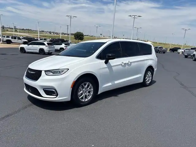 2025 Chrysler Pacifica Select's photo