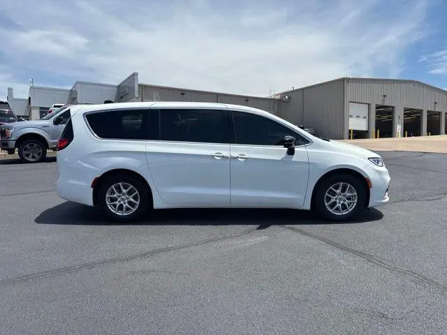 2025 Chrysler Pacifica Select photo 4