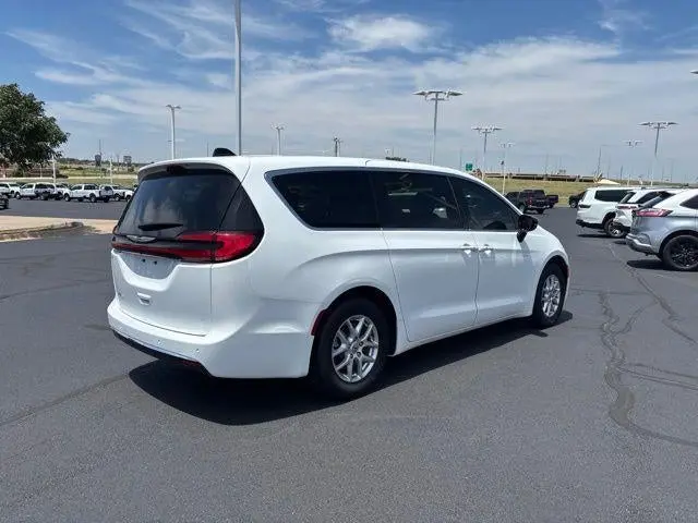 2025 Chrysler Pacifica Select photo 5