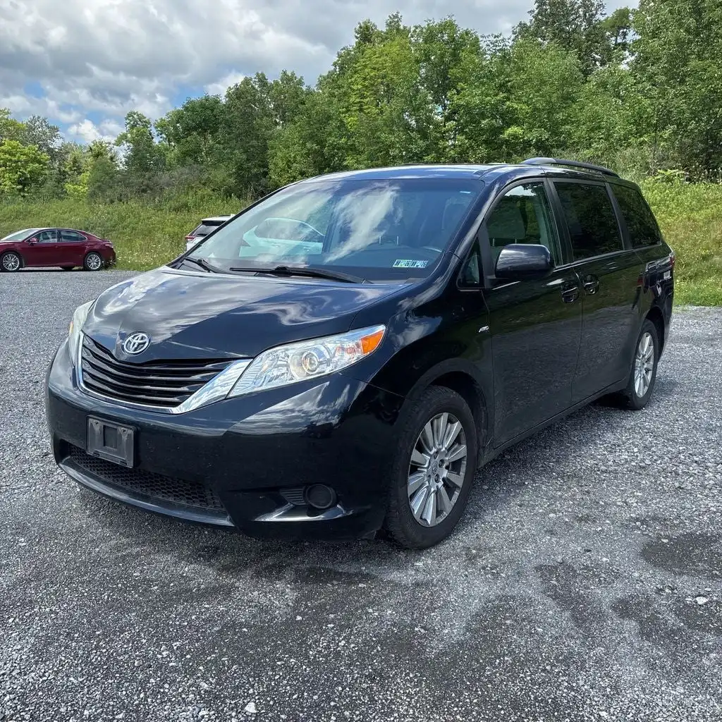 2017 Toyota Sienna LE V6 AWD 7-Passenger's photo