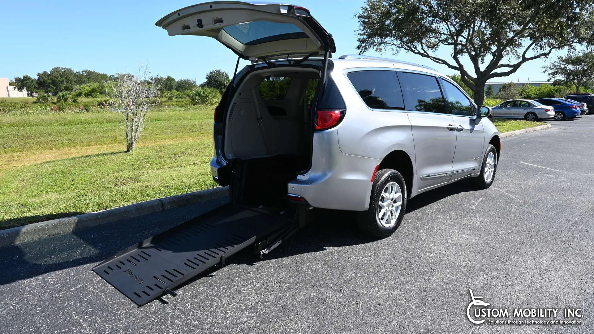 2020 Chrysler Pacifica Touring L photo 3