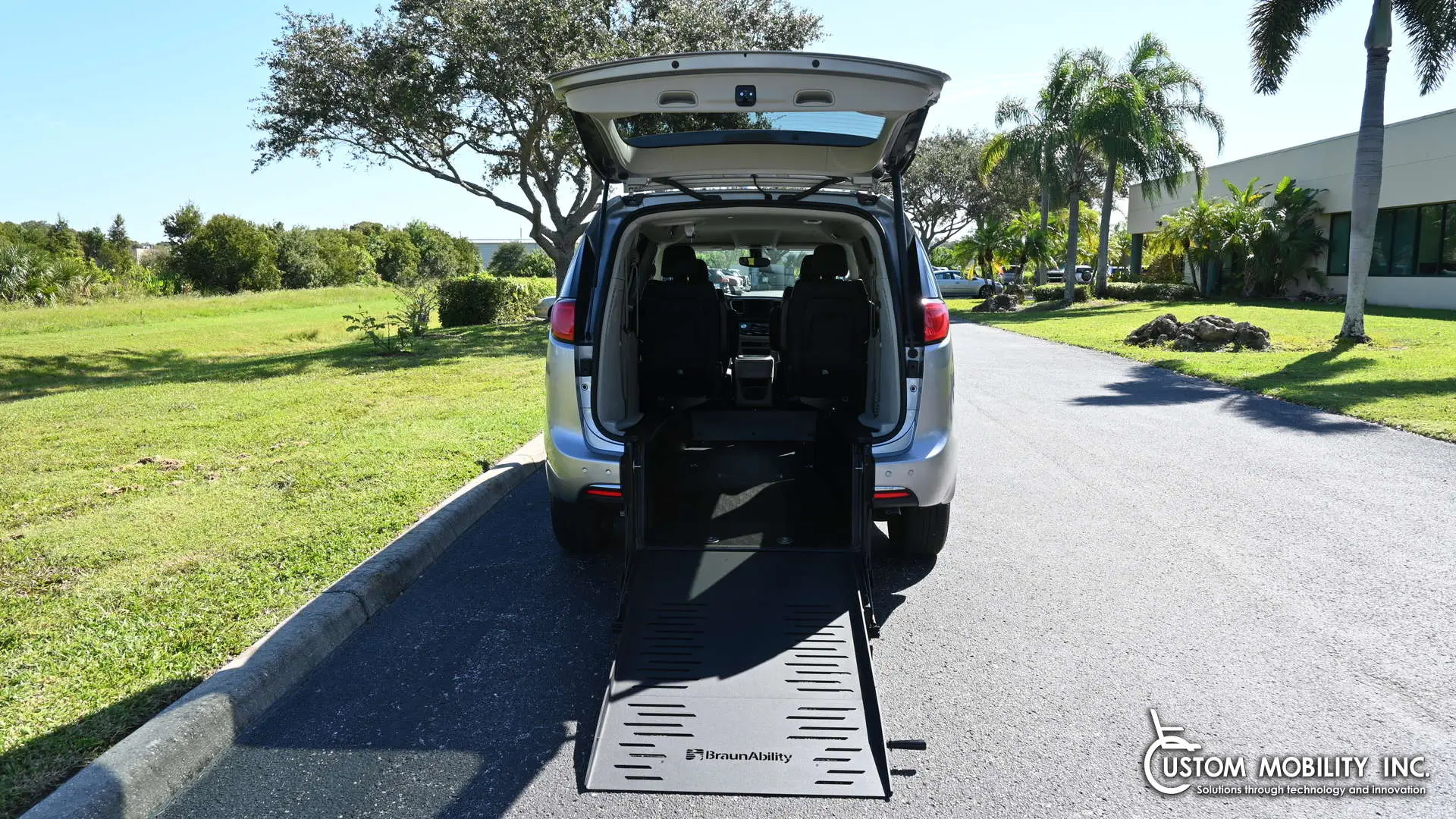2020 Chrysler Pacifica Touring L photo 4