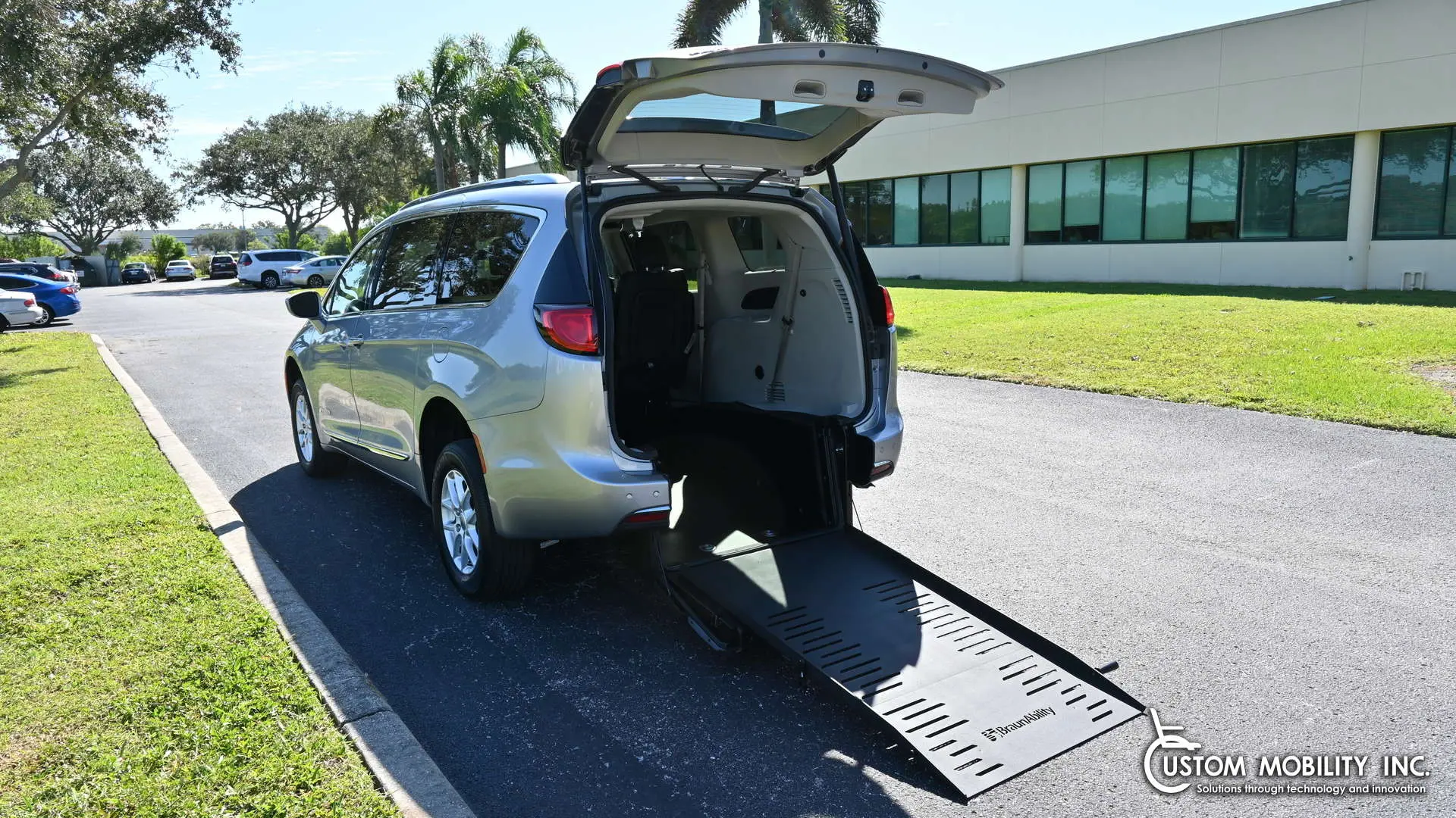 2020 Chrysler Pacifica Touring L photo 5